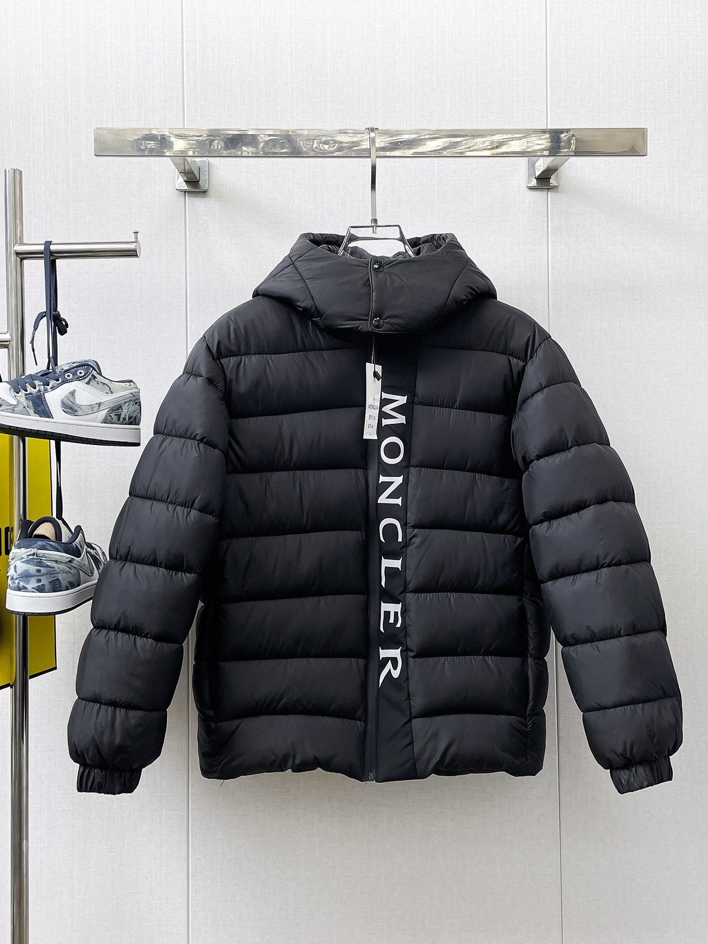 NO:658109,Mengkou, complete with three standards, 2025ss new winter down jacket, the new product in the show is in perfect condition, comfortable and warm, the color is full and attractive, the very outstanding design can easily enhance the fashion sense, the workmanship is extremely sophisticated and rigorous, and the wiring is neat and meticulous!  A masterpiece from a famous designer!  The upper body does not look bloated and is super handsome!  Available sizes M ~ XXXL,,Moncler,jackets & coats,down jacket,alexander wang19860909蒙口 三标齐全 2025ss冬季新款羽绒棉服外套,秀场新品品相非常完美,舒适保暖,色泽饱满诱人,非常出彩的设计,轻松将时髦感进阶,做工极为考究严谨,走线工整细致！大牌设计师巨作！上身不显臃肿、超级帅气！现货码数M ～ XXXL,,Moncler,jackets & coats,down jacket,alexander wang,Men's clothing