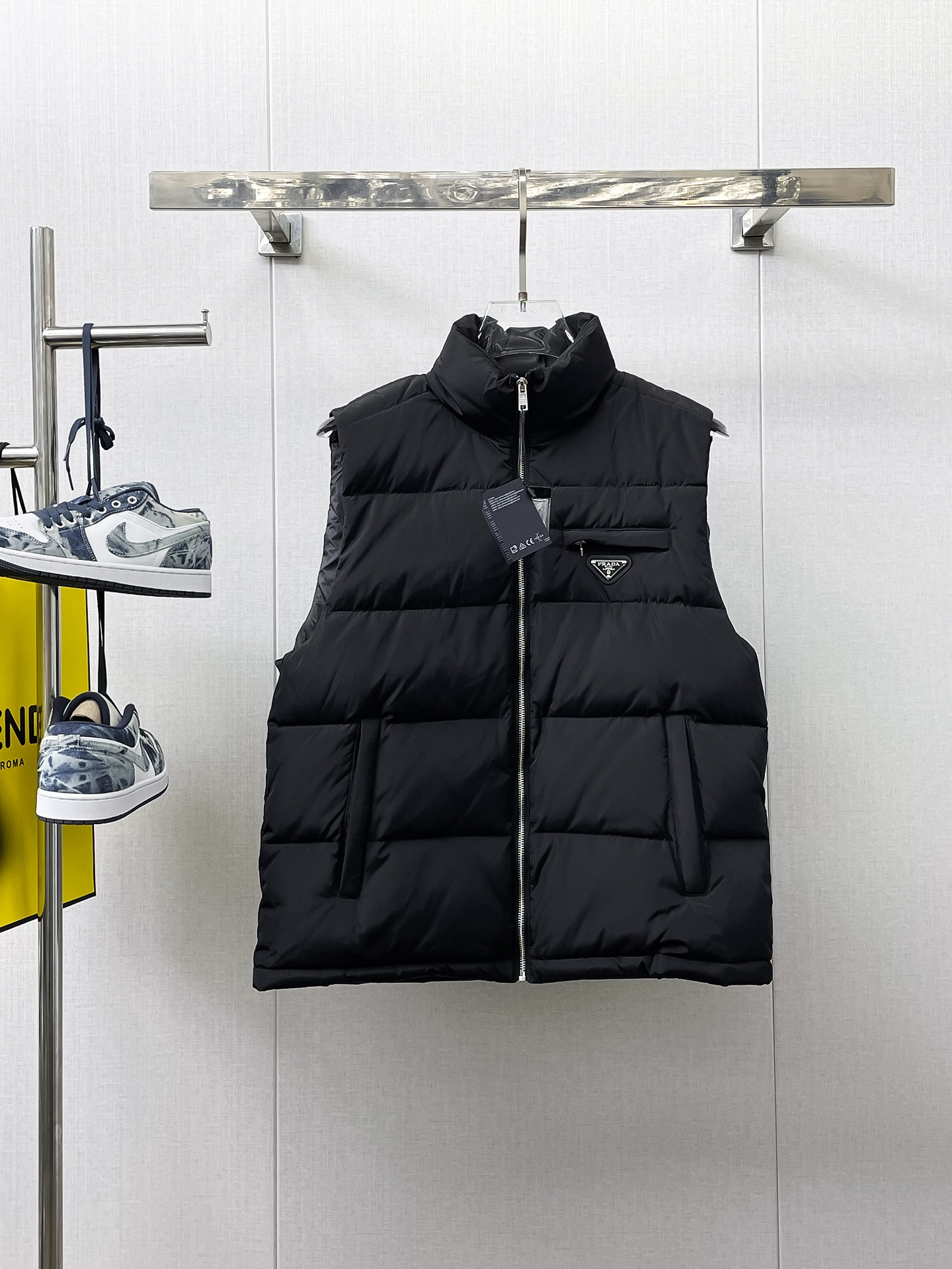 NO:658100,Prada 2025FW down vest, a must-have item for fashionistas!  Advanced customization: The highest standard 90 white goose down, the ingredients are tested, and the first-class thermal performance. Double-layer gallbladder cloth inside to ensure that the goose down will not drill out. Customized high-density waterproof nylon fabric. High-end texture and durability. The quality can reach the purchase level. Super versatile, the upper body effect is great!  Size M~3XL,,prada,down jacket,alexander wang19860909普拉达 2025FW羽绒马甲 潮人必备单品！高级定制 最高标准90白鹅绒,成分支持检测,一流保暖性能.内里双层胆布,以保证鹅绒不会钻出,定制高密度防水尼龙面料.高端质感及耐用性.品质可达代购级别. 超级百搭,上身效果超赞！ 尺码M~3XL,,prada,down jacket,alexander wang,Men's clothing