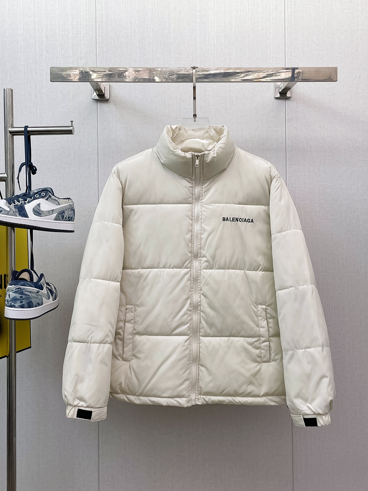 NO:658080,Balenciaga's 2025ss new winter down jacket with all three standards, the new product on the show is in perfect condition, comfortable and warm, the color is full and attractive, the design is very brilliant, it can easily enhance the sense of fashion, the workmanship is extremely sophisticated and rigorous, and the wiring is neat and meticulous!  A masterpiece from a famous designer!  The upper body does not look bloated and is super handsome!  Available sizes M ~ XXXL,,balenciaga,jackets & coats,down jacket,alexander wang19860909巴黎世家 三标齐全 2025ss冬季新款羽绒棉服外套,秀场新品品相非常完美,舒适保暖,色泽饱满诱人,非常出彩的设计,轻松将时髦感进阶,做工极为考究严谨,走线工整细致！大牌设计师巨作！上身不显臃肿、超级帅气！现货码数M ～ XXXL,,balenciaga,jackets & coats,down jacket,alexander wang,Men's clothing