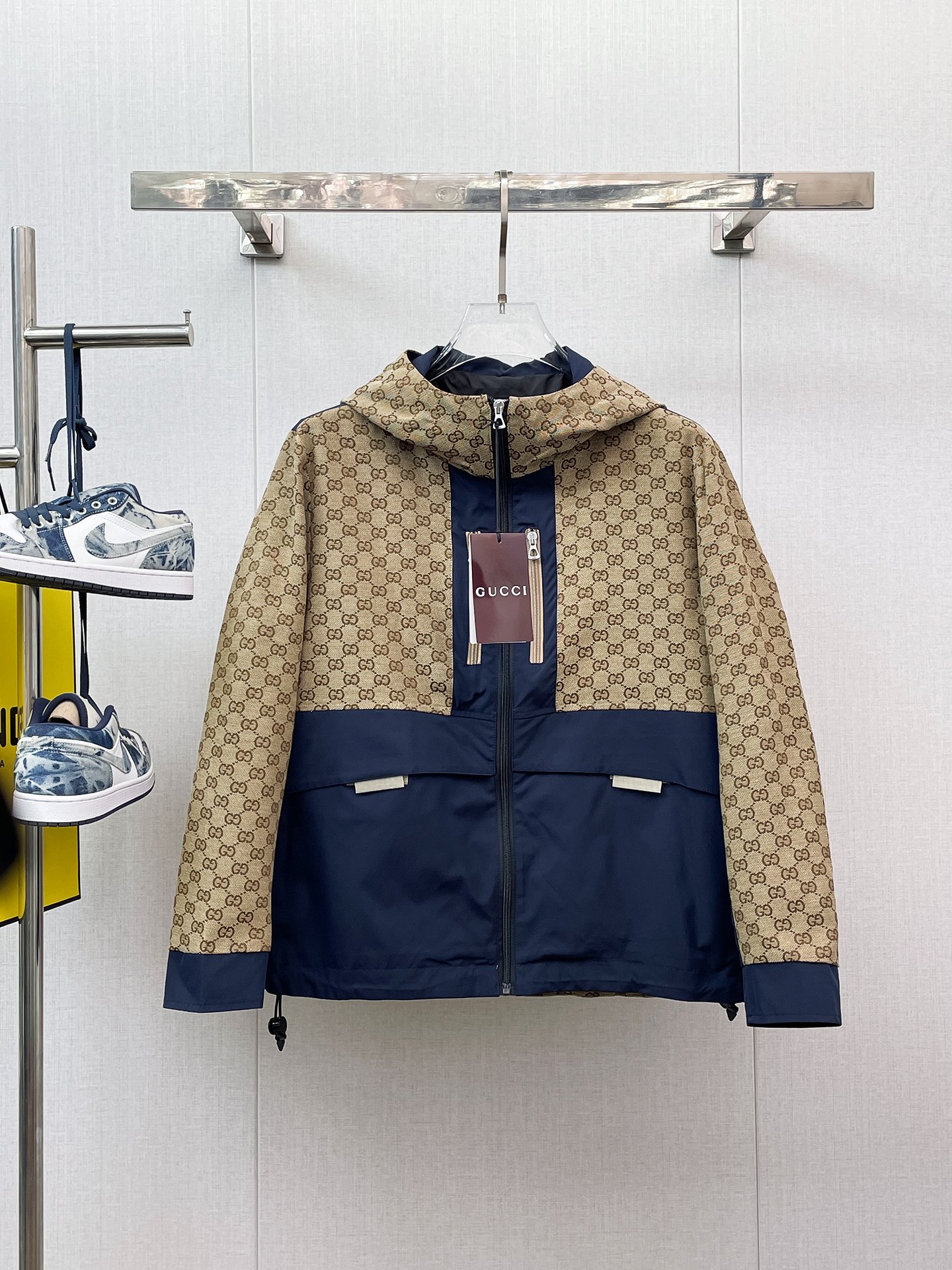 NO:658042,Same style as on Gucci's official website, complete with three labels, on sale in advance. 2025ss new men's leather jacket for autumn, high-end version with original three labels. Custom-made fabrics at the counter. Highly breathable and comfortable, impeccable details, brand element design concept, reflecting high quality. Delicate and soft hand feel. Casual tailoring, excellent upper body shape. Size M～3XL, maximum wear 195 catties,,jackets & coats,jackets & coats,leather jacket,alexander wang19860909古奇官网同款,三标齐全,提前发售 2025ss开秋新款男士皮衣夹克外套,原单三标齐全高端版本 专柜定制面料 透气舒适度高,细节无可挑剔,品牌元素设计理念,体现高品质.手感细腻柔软 呈现休闲裁剪,上身版型超赞 码数M～3XL,最大穿195斤,,jackets & coats,jackets & coats,leather jacket,alexander wang,Men's clothing