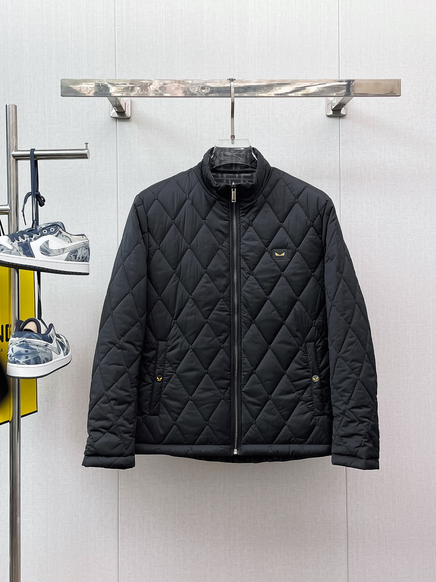 NO:658070,Fendi's new 2025ss winter down jacket with three complete standards, the new product on the show is in perfect condition, comfortable and warm, the color is full and attractive, the design is very outstanding, it can easily enhance the sense of fashion, the workmanship is extremely sophisticated and rigorous, and the wiring is neat and meticulous!  A masterpiece from a famous designer!  The upper body does not look bloated and is super handsome!  Available sizes M ~ XXXL,,fendi,jackets & coats,down jacket,alexander wang19860909芬迪 三标齐全 2025ss冬季新款羽绒棉服外套,秀场新品品相非常完美,舒适保暖,色泽饱满诱人,非常出彩的设计,轻松将时髦感进阶,做工极为考究严谨,走线工整细致！大牌设计师巨作！上身不显臃肿、超级帅气！现货码数M ～ XXXL,,fendi,jackets & coats,down jacket,alexander wang,Men's clothing