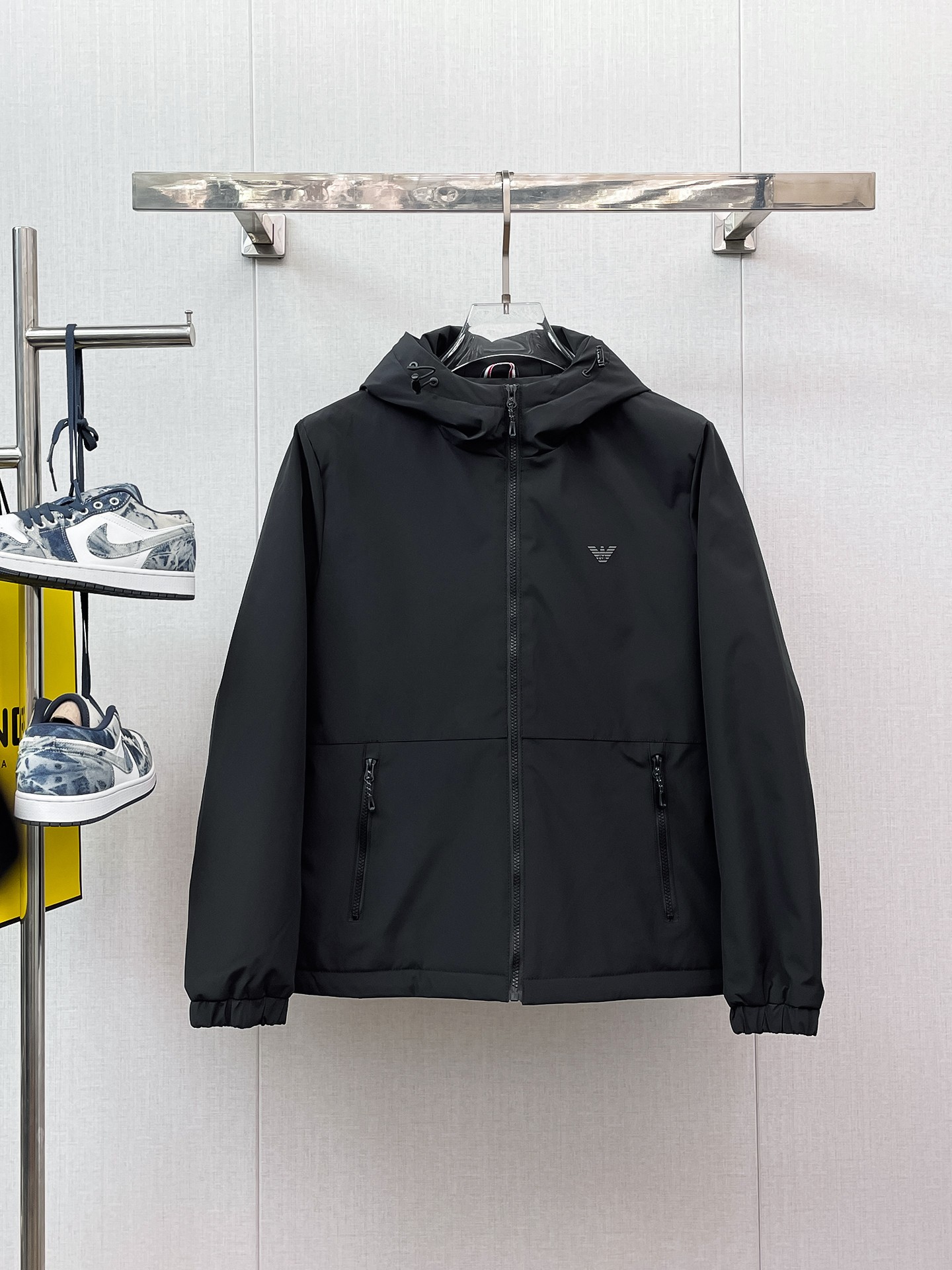 NO:658067,Armani's 2025ss new winter down jacket with three complete standards, the new product on the show is in perfect condition, comfortable and warm, the color is full and attractive, the design is very outstanding, it can easily enhance the sense of fashion, the workmanship is extremely sophisticated and rigorous, and the wiring is neat and meticulous!  A masterpiece from a famous designer!  The upper body does not look bloated and is super handsome!  Available sizes M ~ XXXL,,armani,jackets & coats,down jacket,alexander wang19860909阿玛尼 三标齐全 2025ss冬季新款羽绒棉服外套,秀场新品品相非常完美,舒适保暖,色泽饱满诱人,非常出彩的设计,轻松将时髦感进阶,做工极为考究严谨,走线工整细致！大牌设计师巨作！上身不显臃肿、超级帅气！现货码数M ～ XXXL,,armani,jackets & coats,down jacket,alexander wang,Men's clothing