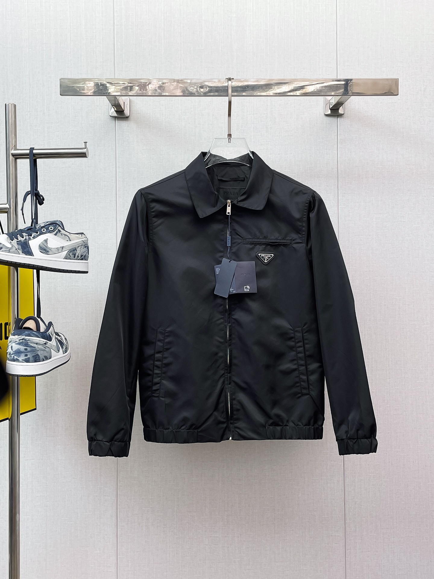 NO:658037,The same model from Prada official website, complete with three labels, on sale in advance. 2025ss new men's leather jacket jacket for autumn, high-end version with complete three labels from original order. Custom-made fabrics at the counter. Highly breathable and comfortable, impeccable details, brand element design concept, reflecting high quality. Delicate and soft feel. Casual tailoring, excellent upper body shape. Size M～3XL, maximum wearing capacity is 195 catties., prada,jackets & coats,jackets & coats,leather jacket,alexander  wang19860909普拉达官网同款,三标齐全,提前发售 2025ss开秋新款男士皮衣夹克外套,原单三标齐全高端版本 专柜定制面料 透气舒适度高,细节无可挑剔,品牌元素设计理念,体现高品质.手感细腻柔软 呈现休闲裁剪,上身版型超赞 码数M～3XL,最大穿195斤,,prada,jackets & coats,jackets & coats,leather jacket,alexander wang,Men's clothing