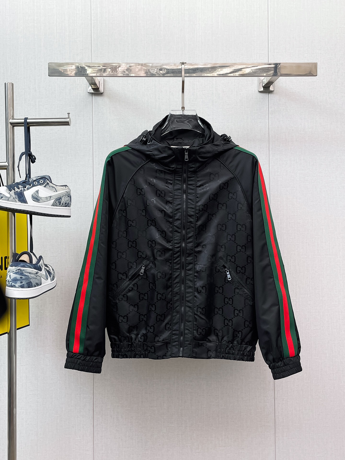 NO:658032,Same style as on Gucci's official website, complete with three labels, on sale in advance. 2025ss new men's leather jacket for autumn, high-end version with original three labels. Custom-made fabrics at the counter. Highly breathable and comfortable, impeccable details, brand element design concept, reflecting high quality. Delicate and soft hand feel. Casual tailoring, excellent upper body shape. Size M～3XL, maximum wear 195 catties,,jackets & coats,jackets & coats,leather jacket,alexander wang19860909古奇官网同款,三标齐全,提前发售 2025ss开秋新款男士皮衣夹克外套,原单三标齐全高端版本 专柜定制面料 透气舒适度高,细节无可挑剔,品牌元素设计理念,体现高品质.手感细腻柔软 呈现休闲裁剪,上身版型超赞 码数M～3XL,最大穿195斤,,jackets & coats,jackets & coats,leather jacket,alexander wang,Men's clothing