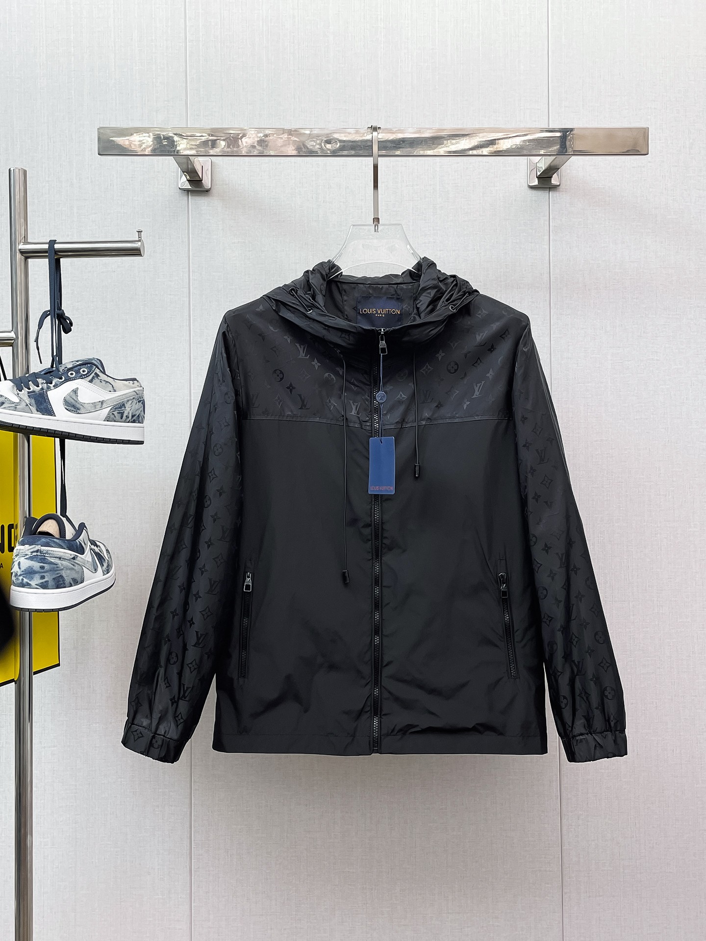 NO:658071,The same model on the LV official website, complete with three labels, on sale in advance. 2025ss new autumn men's leather jacket, high-end version with complete three labels from the original order. Custom-made fabrics at the counter. Highly breathable and comfortable, impeccable details, brand element design concept, reflecting high quality. Delicate and soft feel. Casual tailoring, excellent upper body shape. Size M～3XL, maximum wearing capacity is 195 pounds. Louis vuitton,jackets & coats,jackets & coats,leather  jacket,alexander wang19860909LV官网同款,三标齐全,提前发售 2025ss开秋新款男士皮衣夹克外套,原单三标齐全高端版本 专柜定制面料 透气舒适度高,细节无可挑剔,品牌元素设计理念,体现高品质.手感细腻柔软 呈现休闲裁剪,上身版型超赞 码数M～3XL,最大穿195斤,,louis vuitton,jackets & coats,jackets & coats,leather jacket,alexander wang,Men's clothing