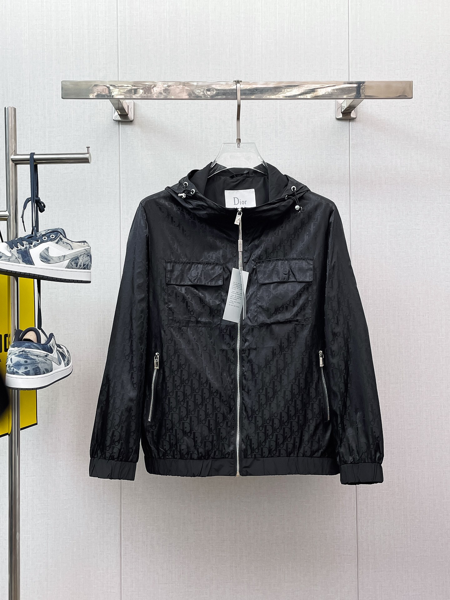 NO:658066,Dior official website same style, complete with three labels, sold in advance 2025ss new autumn men's leather jacket, original three labels complete high-end version, counter-customized fabric, high breathability and comfort, impeccable details, brand element design concept, reflecting high quality. Delicate and soft hand feel, casual tailoring, excellent upper body shape, size M ~ 3XL, maximum wear 195 pounds,, dior, jackets & coats, jackets & coats, leather jacket, alexander  wang19860909迪奥官网同款,三标齐全,提前发售 2025ss开秋新款男士皮衣夹克外套,原单三标齐全高端版本 专柜定制面料 透气舒适度高,细节无可挑剔,品牌元素设计理念,体现高品质.手感细腻柔软 呈现休闲裁剪,上身版型超赞 码数M～3XL,最大穿195斤,,dior,jackets & coats,jackets & coats,leather jacket,alexander wang,Men's clothing