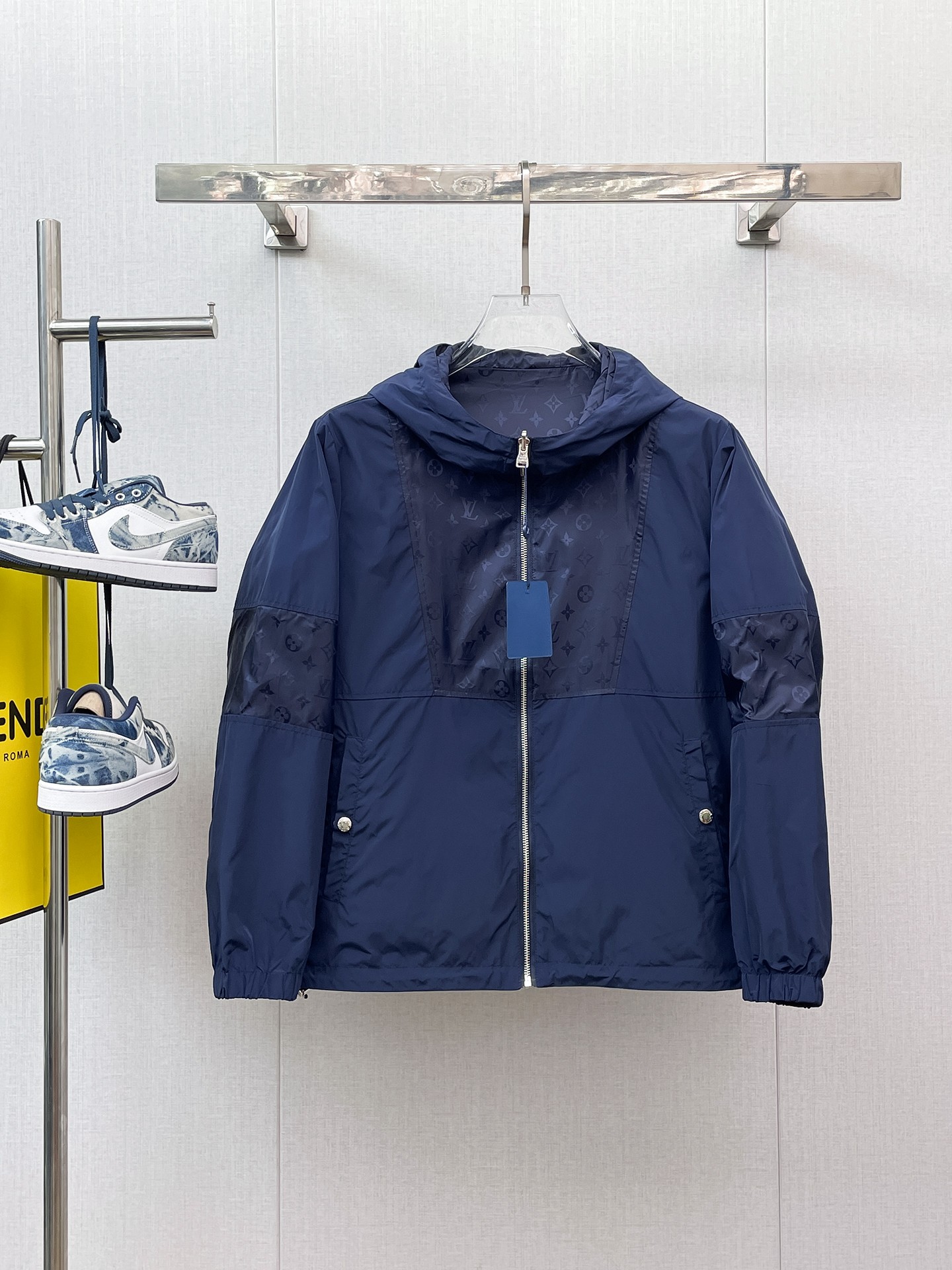 NO:658052,Same style as LV official website, complete with three labels, sold in advance. 2025ss new autumn men's double-sided jacket, original three-label complete high-end version. Custom-made fabrics at the counter. Highly breathable and comfortable, impeccable details, brand element design concept, reflecting high quality. Delicate and soft feel. Casual tailoring, excellent upper body shape. Size M～3XL, maximum wearing capacity is 195 catties. Louis vuitton, jackets & coats, jackets & coats, alexander  wang19860909LV官网同款,三标齐全,提前发售 2025ss开秋新款男士双面穿夹克外套,原单三标齐全高端版本 专柜定制面料 透气舒适度高,细节无可挑剔,品牌元素设计理念,体现高品质.手感细腻柔软 呈现休闲裁剪,上身版型超赞 码数M～3XL,最大穿195斤,,louis vuitton,jackets & coats,jackets & coats,alexander wang,Men's clothing