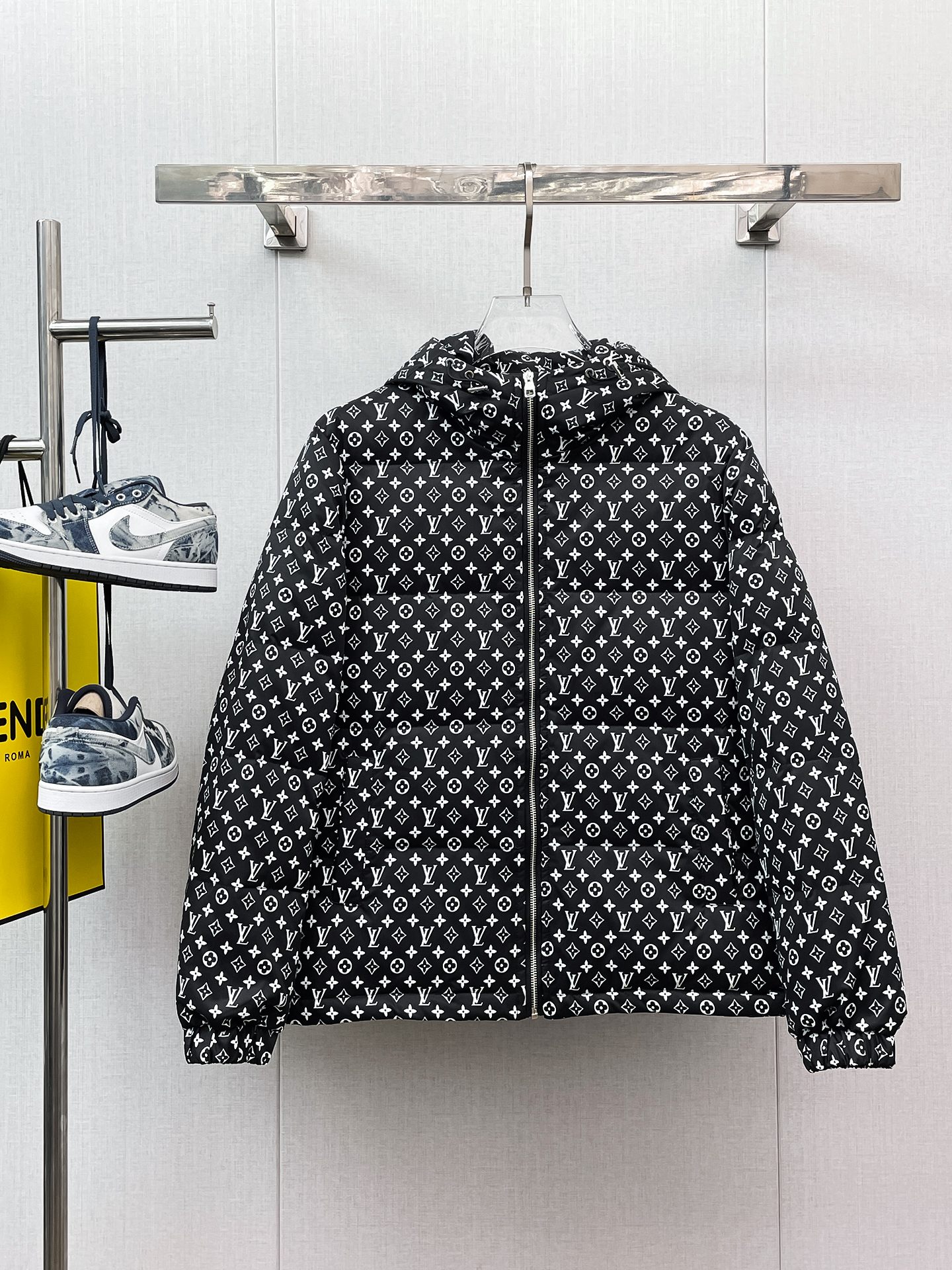 NO:658091,LV 2025 spring and winter new down jacket. This is known as the most expensive down jacket in the world, all 90 down. With a classic logo combination, it is full of visual impact at first sight. It has better thermal insulation performance, is light and not heavy, and has good loft recovery after compression, and can gather heat and lock in temperature!  Personalized color matching design, fresh and energetic!  There are too many versions circulating in the market. In addition to the different fabrics and workmanship, the biggest difference is that the filling is not goose down at all but feather silk or velvet, etc., and it is not easy to distinguish for those who don’t understand. In addition, the fabrics and workmanship are definitely not of the same level. In short, look for us and you will never go astray. All the exclusive full colors are purchased from genuine development. If you understand the quality of our down jackets, you can safely recommend it with your eyes closed. The three standards are complete!  Uniform series for men and women!  Size M-3XL. Maximum wear is 195 pounds.,,louis vuitton,down jacket,alexander wang19860909LV 2025春冬新款羽绒服.这款号称羽绒服届最贵的,全部90绒的.带着经典的Logo组合搭配,第一眼看到就是满满的视觉冲击,保暖性能更出色,轻便不厚重,且压缩后的蓬松度恢复性好,聚热锁温！个性的拼色设计,清新有活力！市面流通的版本实在太多了,除了面料做工不同外,最大的区别就是填充物根本不是鹅绒而是羽丝或手感绒等等,而不懂的根本不容易区分.另外面料和做工也绝对不是一个级别,总之认准我们,让你绝对不跑偏,独家全色全部购入正版开发,懂我们家羽绒服质量的,完全可以放心闭眼推.三标齐全！男女同款系列！码数M-3XL.最大穿到195斤.,,louis vuitton,down jacket,alexander wang,Men's clothing