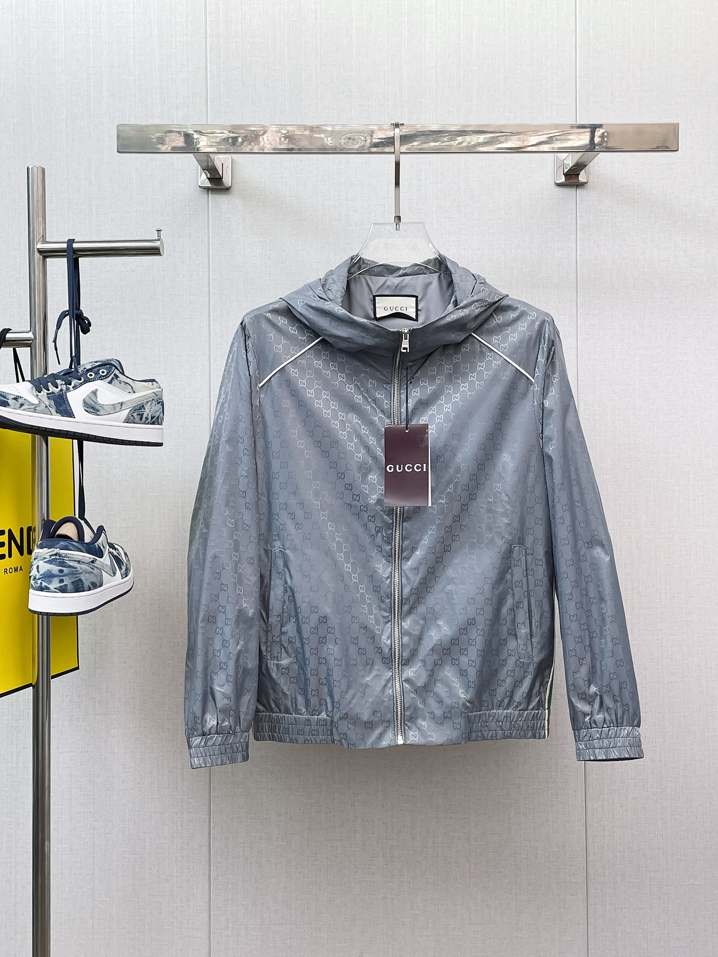 NO:658063,Same style as on Gucci's official website, complete with three labels, on sale in advance. 2025ss new men's leather jacket for autumn, high-end version with original three labels. Custom-made fabrics at the counter. Highly breathable and comfortable, impeccable details, brand element design concept, reflecting high quality. Delicate and soft hand feel. Casual tailoring, excellent upper body shape. Size M～3XL, maximum wear 195 catties,,jackets & coats,jackets & coats,leather jacket,alexander wang19860909古奇官网同款,三标齐全,提前发售 2025ss开秋新款男士皮衣夹克外套,原单三标齐全高端版本 专柜定制面料 透气舒适度高,细节无可挑剔,品牌元素设计理念,体现高品质.手感细腻柔软 呈现休闲裁剪,上身版型超赞 码数M～3XL,最大穿195斤,,jackets & coats,jackets & coats,leather jacket,alexander wang,Men's clothing