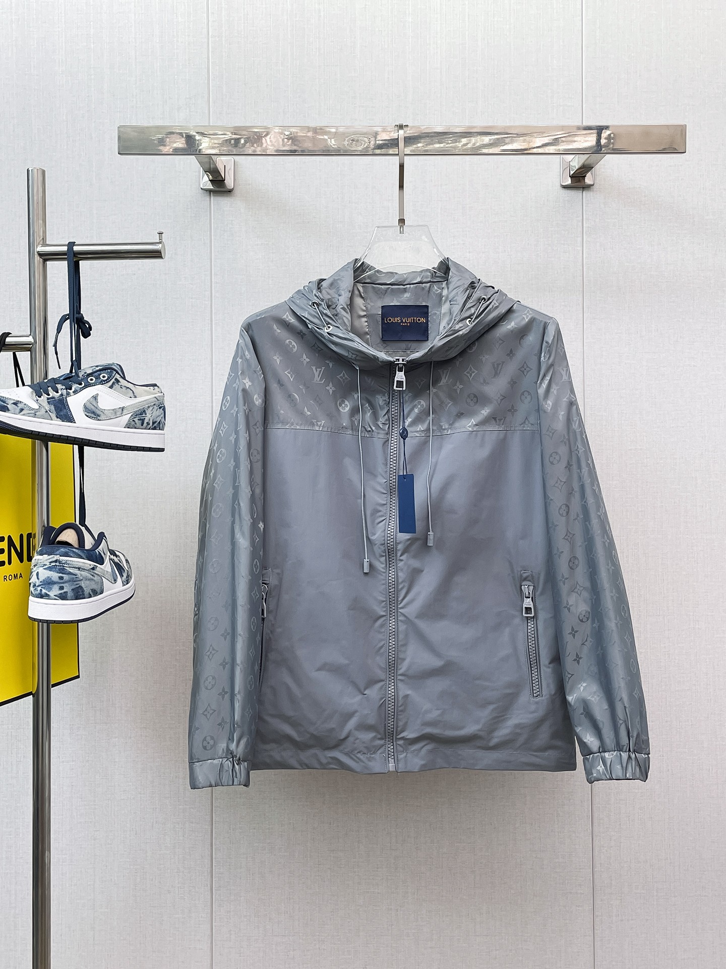 NO:658055,The same model on the LV official website, complete with three labels, on sale in advance. 2025ss new autumn men's leather jacket, high-end version with complete three labels from the original order. Custom-made fabrics at the counter. Highly breathable and comfortable, impeccable details, brand element design concept, reflecting high quality. Delicate and soft feel. Casual tailoring, excellent upper body shape. Size M～3XL, maximum wearing capacity is 195 pounds. Louis vuitton,jackets & coats,jackets & coats,leather  jacket,alexander wang19860909LV官网同款,三标齐全,提前发售 2025ss开秋新款男士皮衣夹克外套,原单三标齐全高端版本 专柜定制面料 透气舒适度高,细节无可挑剔,品牌元素设计理念,体现高品质.手感细腻柔软 呈现休闲裁剪,上身版型超赞 码数M～3XL,最大穿195斤,,louis vuitton,jackets & coats,jackets & coats,leather jacket,alexander wang,Men's clothing