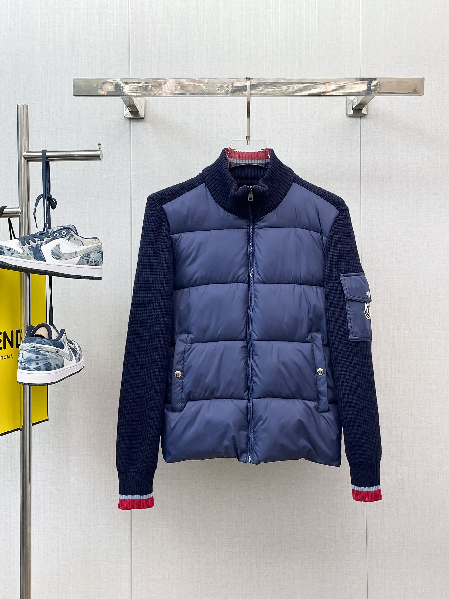 NO:658064,Mengkou, complete with three standards, 2025ss new winter down jacket, the new product in the show is in perfect condition, comfortable and warm, the color is full and attractive, the very outstanding design can easily enhance the fashion sense, the workmanship is extremely sophisticated and rigorous, and the wiring is neat and meticulous!  A masterpiece from a famous designer!  The upper body does not look bloated and is super handsome!  Available sizes M ~ XXXL,,Moncler,jackets & coats,down jacket,alexander wang19860909蒙口 三标齐全 2025ss冬季新款羽绒棉服外套,秀场新品品相非常完美,舒适保暖,色泽饱满诱人,非常出彩的设计,轻松将时髦感进阶,做工极为考究严谨,走线工整细致！大牌设计师巨作！上身不显臃肿、超级帅气！现货码数M ～ XXXL,,Moncler,jackets & coats,down jacket,alexander wang,Men's clothing