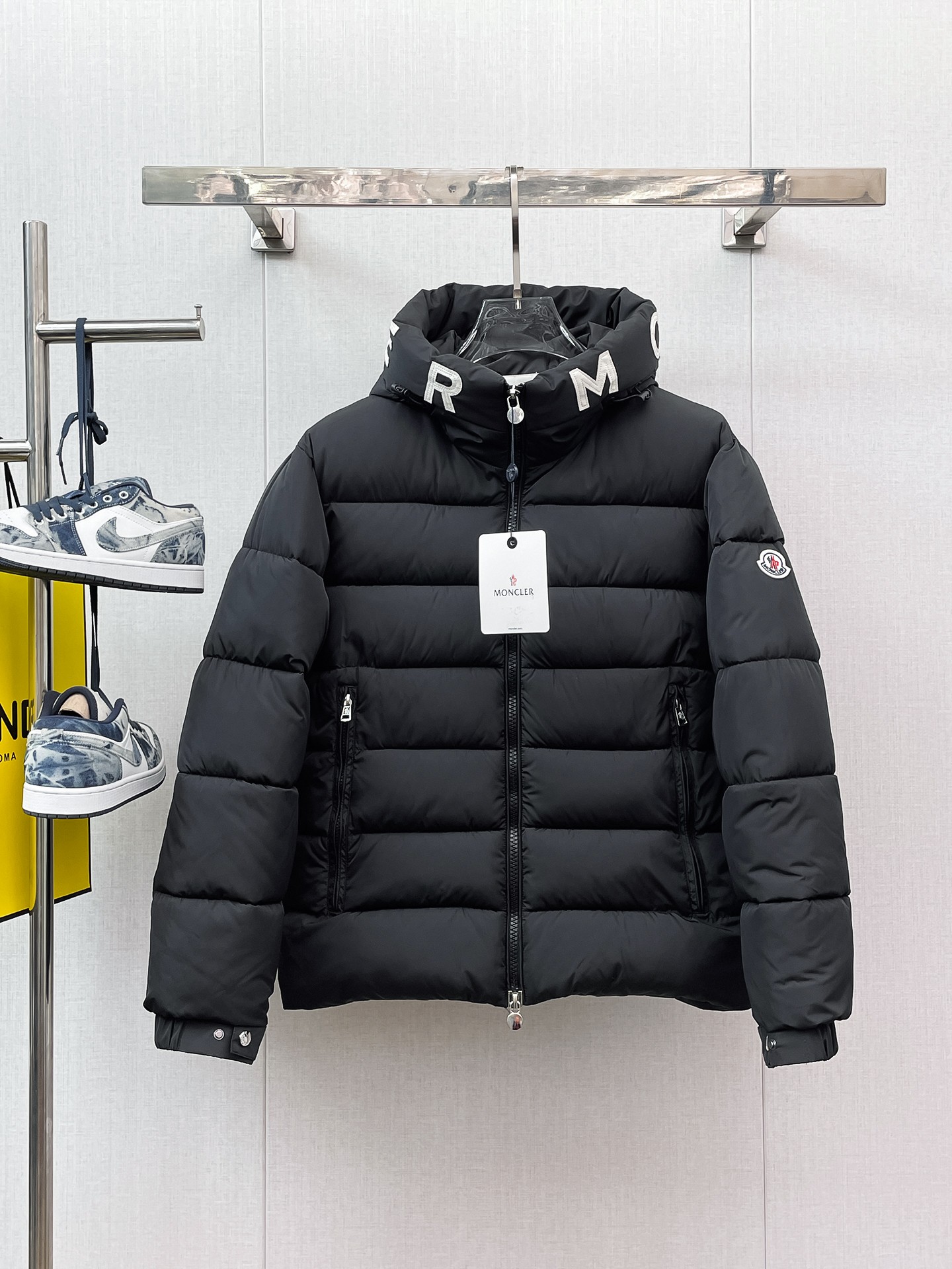 NO:658056,Mengkou, complete with three standards, 2025ss new winter down jacket, the new product in the show is in perfect condition, comfortable and warm, the color is full and attractive, the very outstanding design can easily enhance the fashion sense, the workmanship is extremely sophisticated and rigorous, and the wiring is neat and meticulous!  A masterpiece from a famous designer!  The upper body does not look bloated and is super handsome!  Available sizes M ~ XXXL,,Moncler,jackets & coats,down jacket,alexander wang19860909蒙口 三标齐全 2025ss冬季新款羽绒棉服外套,秀场新品品相非常完美,舒适保暖,色泽饱满诱人,非常出彩的设计,轻松将时髦感进阶,做工极为考究严谨,走线工整细致！大牌设计师巨作！上身不显臃肿、超级帅气！现货码数M ～ XXXL,,Moncler,jackets & coats,down jacket,alexander wang,Men's clothing