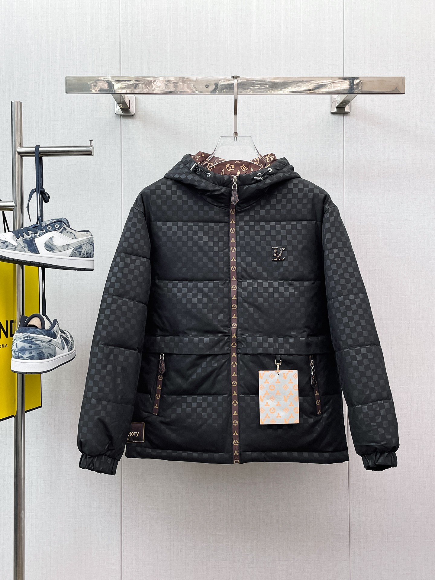 NO:658060,LV three-standard complete 2025ss winter new down jacket, the new product on the show is in perfect condition, comfortable and warm, the color is full and attractive, the design is very outstanding, it can easily enhance the fashion sense, the workmanship is extremely sophisticated and rigorous, and the wiring is neat and meticulous!  A masterpiece from a famous designer!  The upper body does not look bloated and is super handsome!  Available sizes M ~ XXXL,,louis vuitton,jackets & coats,down jacket,alexander wang19860909LV 三标齐全 2025ss冬季新款羽绒棉服外套,秀场新品品相非常完美,舒适保暖,色泽饱满诱人,非常出彩的设计,轻松将时髦感进阶,做工极为考究严谨,走线工整细致！大牌设计师巨作！上身不显臃肿、超级帅气！现货码数M ～ XXXL,,louis vuitton,jackets & coats,down jacket,alexander wang,Men's clothing