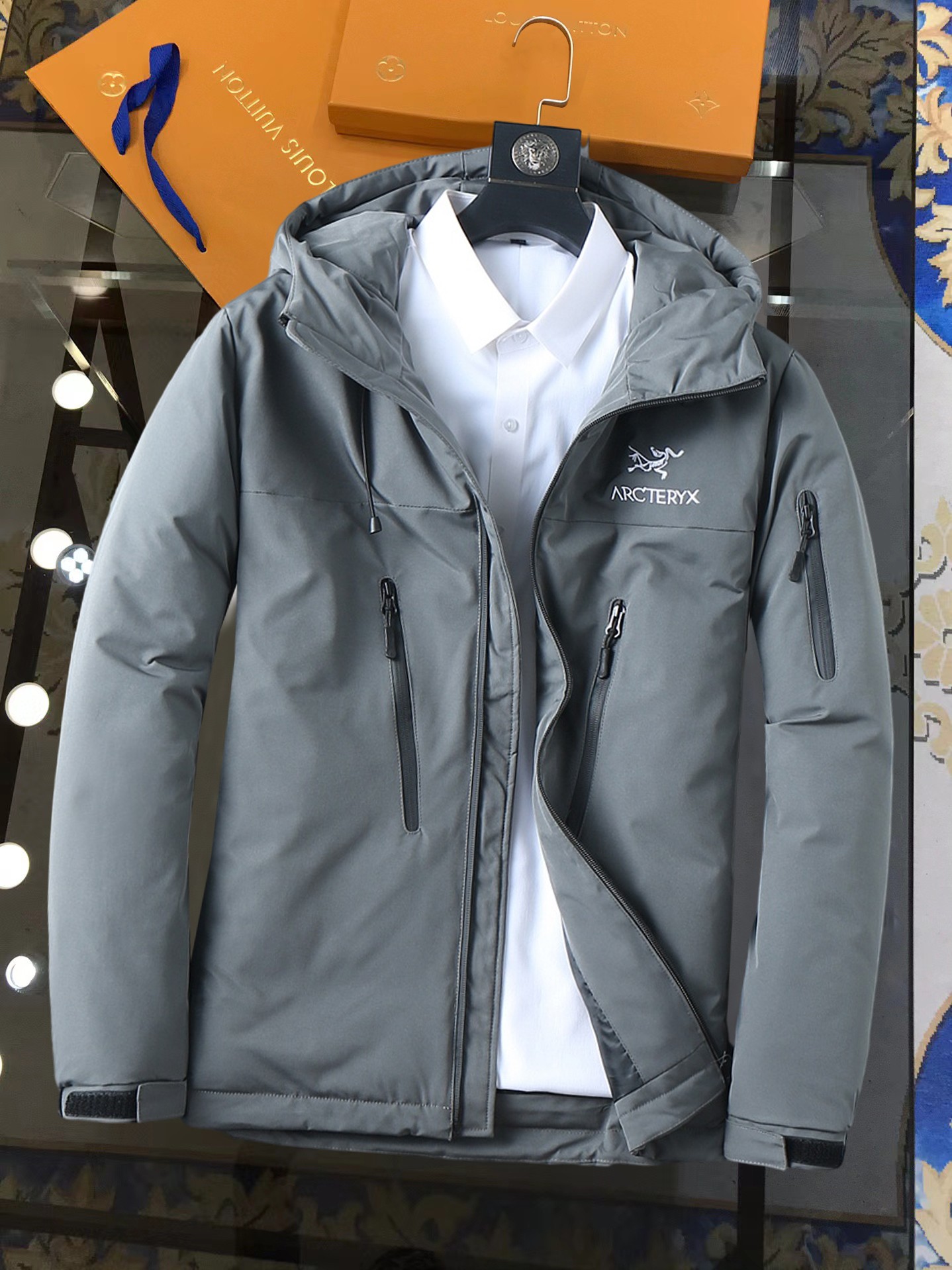 NO:728451,Support replacement after the year!  Arc'teryx's new autumn and winter Niuzi down jacket. This is known as the most expensive down jacket in the world, all 90 down. With the classic logo combination, it is full of visual impact at first sight. It has better thermal insulation performance, is light and not heavy, and has good loft recovery after compression, and can gather heat and lock in temperature!  Personalized color matching design, fresh and energetic!  There are too many versions circulating in the market. In addition to the different fabrics and workmanship, the biggest difference is that the filling is not goose down at all but feather silk or velvet, etc., and it is not easy to distinguish for those who don’t understand. In addition, the fabrics and workmanship are definitely not of the same level. In short, look for us and you will never go astray. All the exclusive full colors are purchased from genuine development. If you understand the quality of our down jackets, you can safely recommend it with your eyes closed. The three standards are complete!  Uniform series for men and women!  Size M-3XL. Maximum wear capacity is 195 pounds., arc'teryx, down jacket,19860909支持年后退换！ 始祖鸟 秋冬新款牛子羽绒服.这款号称羽绒服届最贵的,全部90绒的.带着经典的Logo组合搭配,第一眼看到就是满满的视觉冲击,保暖性能更出色,轻便不厚重,且压缩后的蓬松度恢复性好,聚热锁温！个性的拼色设计,清新有活力！市面流通的版本实在太多了,除了面料做工不同外,最大的区别就是填充物根本不是鹅绒而是羽丝或手感绒等等,而不懂的根本不容易区分.另外面料和做工也绝对不是一个级别,总之认准我们,让你绝对不跑偏,独家全色全部购入正版开发,懂我们家羽绒服质量的,完全可以放心闭眼推.三标齐全！男女同款系列！码数M-3XL.最大穿到195斤.,arc'teryx,down jacket,,Men's clothing