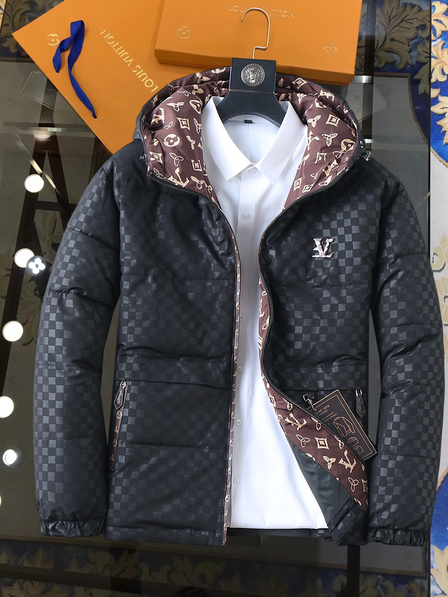NO:728456,Support replacement after the year!  LV three-standard complete ss new winter down jacket, the new product on the show is in perfect condition, comfortable and warm, the color is full and attractive, the very outstanding design can easily enhance the fashion sense, the workmanship is extremely sophisticated and rigorous, and the wiring is neat and meticulous!  A masterpiece from a famous designer!  The upper body does not look bloated and is super handsome!  Available sizes M ~ XXXL,,louis vuitton,jackets & coats,down jacket,19860909支持年后退换！ LV 三标齐全 ss冬季新款羽绒棉服外套,秀场新品品相非常完美,舒适保暖,色泽饱满诱人,非常出彩的设计,轻松将时髦感进阶,做工极为考究严谨,走线工整细致！大牌设计师巨作！上身不显臃肿、超级帅气！现货码数M ～ XXXL,,louis vuitton,jackets & coats,down jacket,,Men's clothing