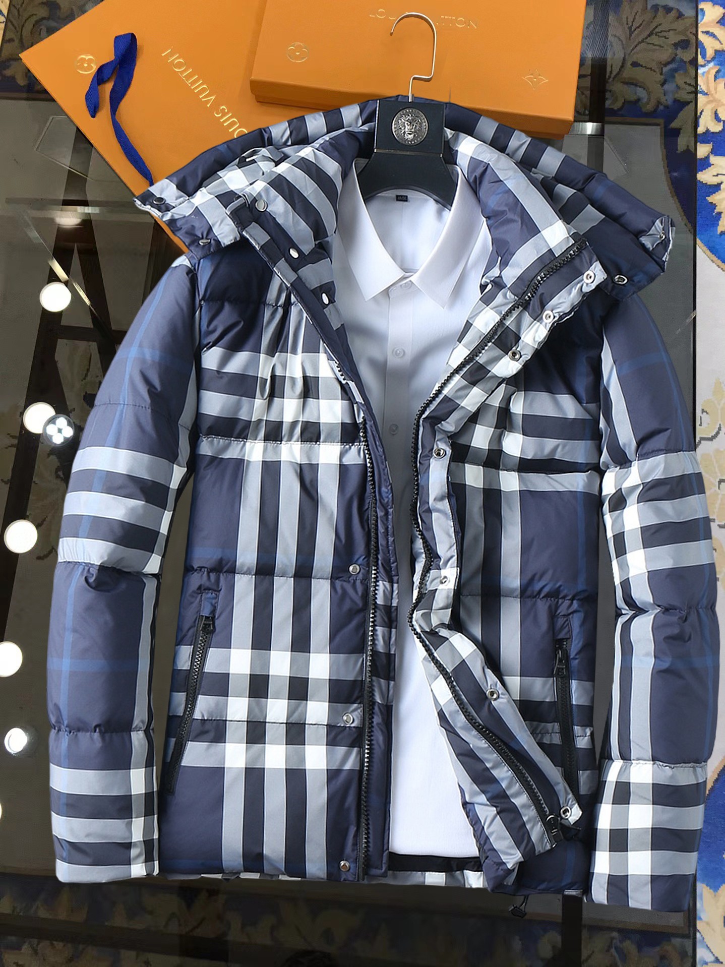 NO:728557,Support replacement after the year!  Burberry's new autumn and winter down jacket. This is known as the most expensive down jacket in the industry, all 90 down. With a classic logo combination, it is full of visual impact at first sight. It has better thermal insulation performance, is light and not heavy, and has good loft recovery after compression, and it can gather heat and lock in temperature!  Personalized color matching design, fresh and energetic!  There are too many versions circulating in the market. In addition to the different fabrics and workmanship, the biggest difference is that the filling is not goose down at all but feather silk or velvet, etc., and it is not easy to distinguish for those who don’t understand. In addition, the fabrics and workmanship are definitely not of the same level. In short, look for us and you will never go astray. All the exclusive full colors are purchased from genuine development. If you understand the quality of our down jackets, you can safely recommend it with your eyes closed. The three standards are complete!  Uniform series for men and women!  Size M-3XL. Maximum wear is 195 pounds.,,burberry,down jacket,19860909支持年后退换！ 巴宝莉 秋冬新款羽绒服.这款号称羽绒服届最贵的,全部90绒的.带着经典的Logo组合搭配,第一眼看到就是满满的视觉冲击,保暖性能更出色,轻便不厚重,且压缩后的蓬松度恢复性好,聚热锁温！个性的拼色设计,清新有活力！市面流通的版本实在太多了,除了面料做工不同外,最大的区别就是填充物根本不是鹅绒而是羽丝或手感绒等等,而不懂的根本不容易区分.另外面料和做工也绝对不是一个级别,总之认准我们,让你绝对不跑偏,独家全色全部购入正版开发,懂我们家羽绒服质量的,完全可以放心闭眼推.三标齐全！男女同款系列！码数M-3XL.最大穿到195斤.,,burberry,down jacket,,Men's clothing