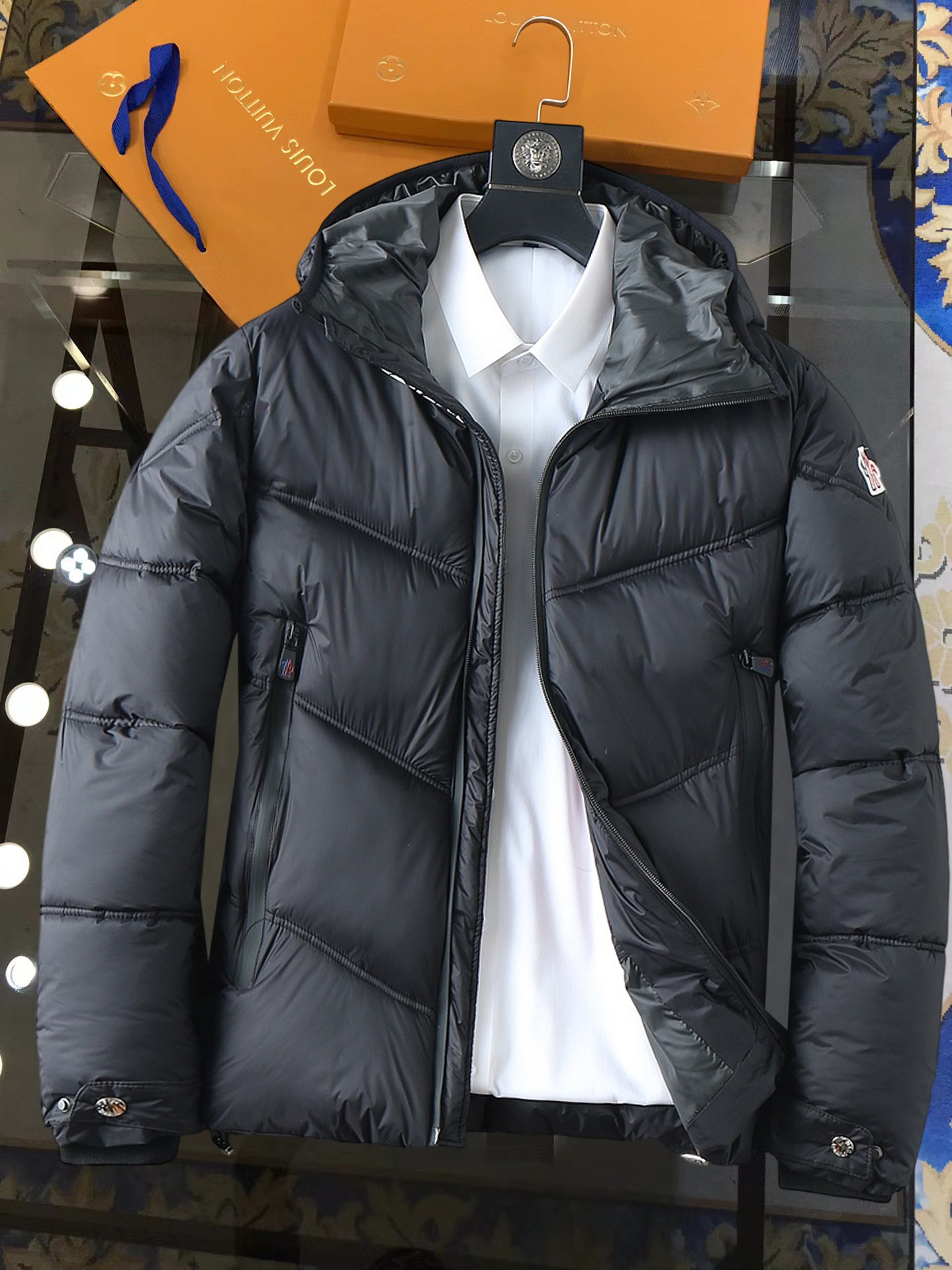 NO:728468,Support replacement after the year!  Mengkou, complete with three standards, ss new winter down jacket, the new product on the show is in perfect condition, comfortable and warm, the color is full and attractive, the very outstanding design can easily enhance the fashion sense, the workmanship is extremely sophisticated and rigorous, and the wiring is neat and meticulous!  A masterpiece from a famous designer!  The upper body does not look bloated and is super handsome!  Available sizes M ~ XXXL,,Moncler,jackets & coats,down jacket,19860909支持年后退换！ 蒙口 三标齐全 ss冬季新款羽绒棉服外套,秀场新品品相非常完美,舒适保暖,色泽饱满诱人,非常出彩的设计,轻松将时髦感进阶,做工极为考究严谨,走线工整细致！大牌设计师巨作！上身不显臃肿、超级帅气！现货码数M ～ XXXL,,Moncler,jackets & coats,down jacket,,Men's clothing