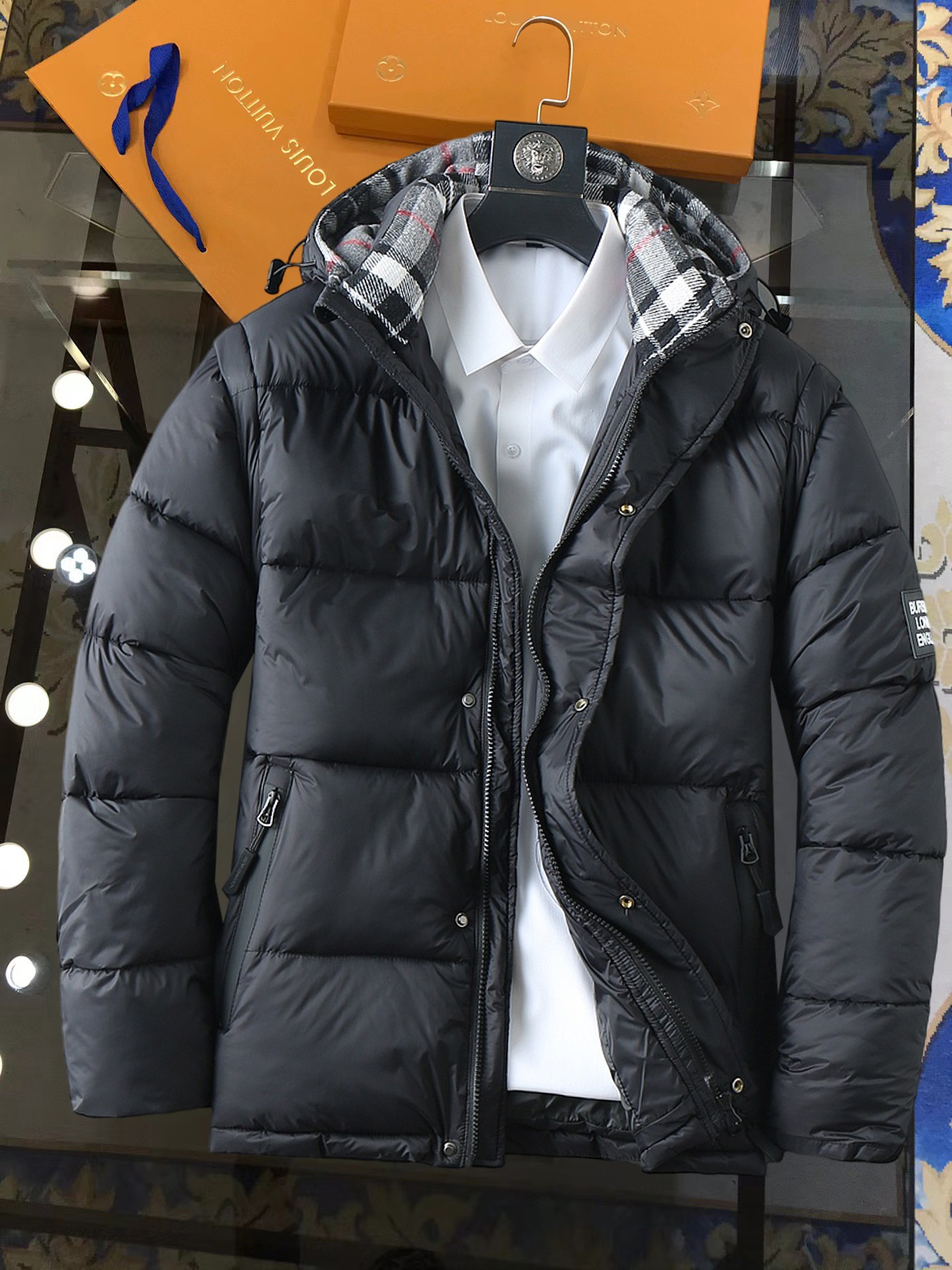 NO:728474,Support replacement after the year!  Burberry's three-standard complete ss new winter down jacket, the new product on the show is in perfect condition, comfortable and warm, the color is full and attractive, the very outstanding design can easily enhance the fashion sense, the workmanship is extremely sophisticated and rigorous, and the wiring is neat and meticulous!  A masterpiece from a famous designer!  The upper body does not look bloated and is super handsome!  Available sizes M ~ XXXL,,burberry,jackets & coats,down jacket,19860909支持年后退换！ 巴宝莉 三标齐全 ss冬季新款羽绒棉服外套,秀场新品品相非常完美,舒适保暖,色泽饱满诱人,非常出彩的设计,轻松将时髦感进阶,做工极为考究严谨,走线工整细致！大牌设计师巨作！上身不显臃肿、超级帅气！现货码数M ～ XXXL,,burberry,jackets & coats,down jacket,,Men's clothing