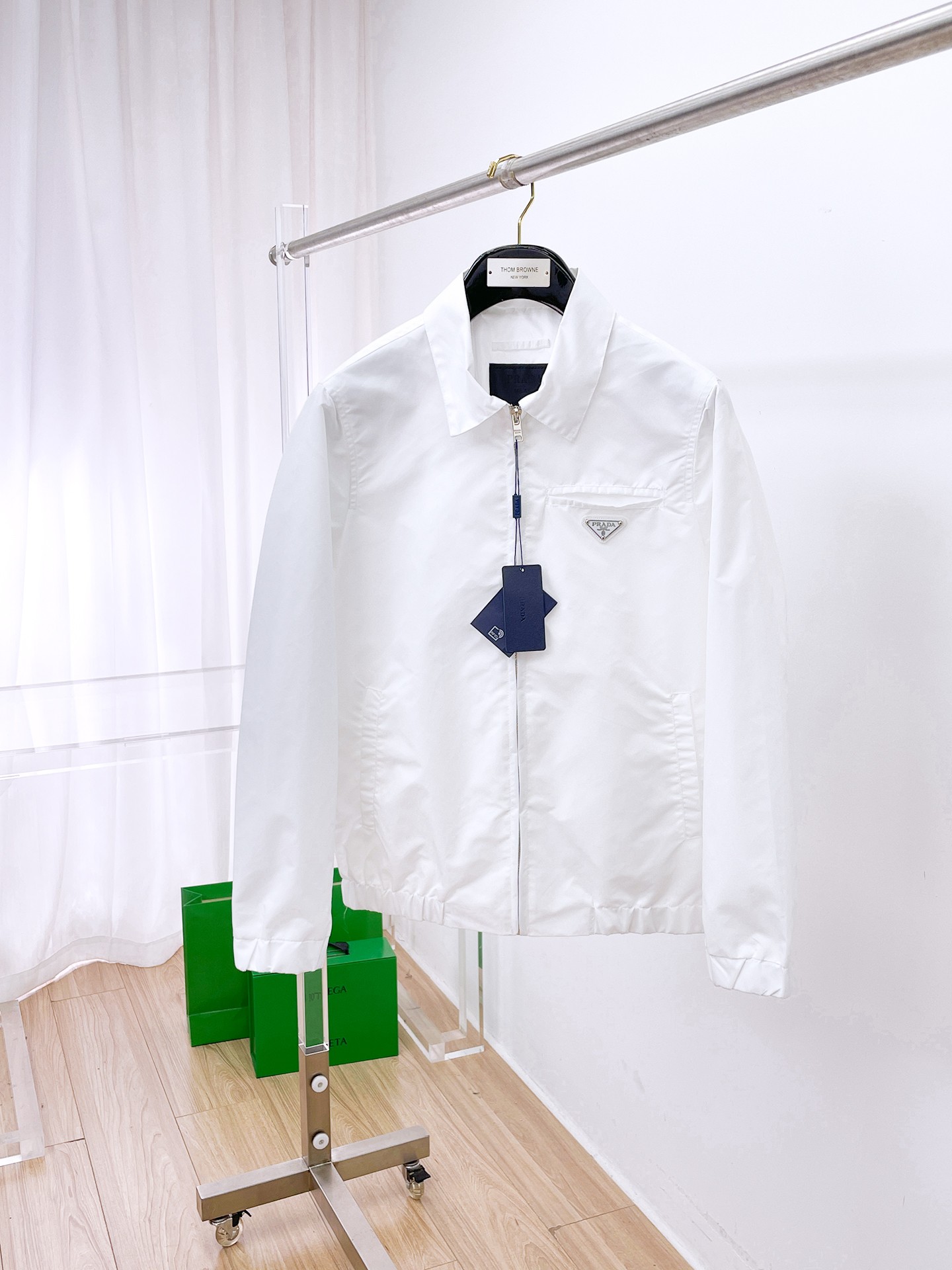 NO:680723,Same style as Prada official website, on sale in advance!  ss new autumn men's jackets, high-end version with complete three-standard original order!  , counter-customized fabrics with high breathability and comfort, impeccable details, brand element design concept, reflecting high quality. It feels delicate and soft!  It presents a casual cut and the upper body shape is awesome!  Size M～3XL, maximum wearing capacity is 195 catties.,,prada,jackets & coats,jackets & coats,19860909普拉达 官网同款,提前发售！ss开秋新款男士夹克外套,原单三标齐全高端版本！,专柜定制面料 透气舒适度高,细节无可挑剔,品牌元素设计理念,体现高品质.手感细腻柔软！呈现休闲裁剪,上身版型超赞！码数M～3XL,最大穿195斤.,,prada,jackets & coats,jackets & coats,,Men's clothing