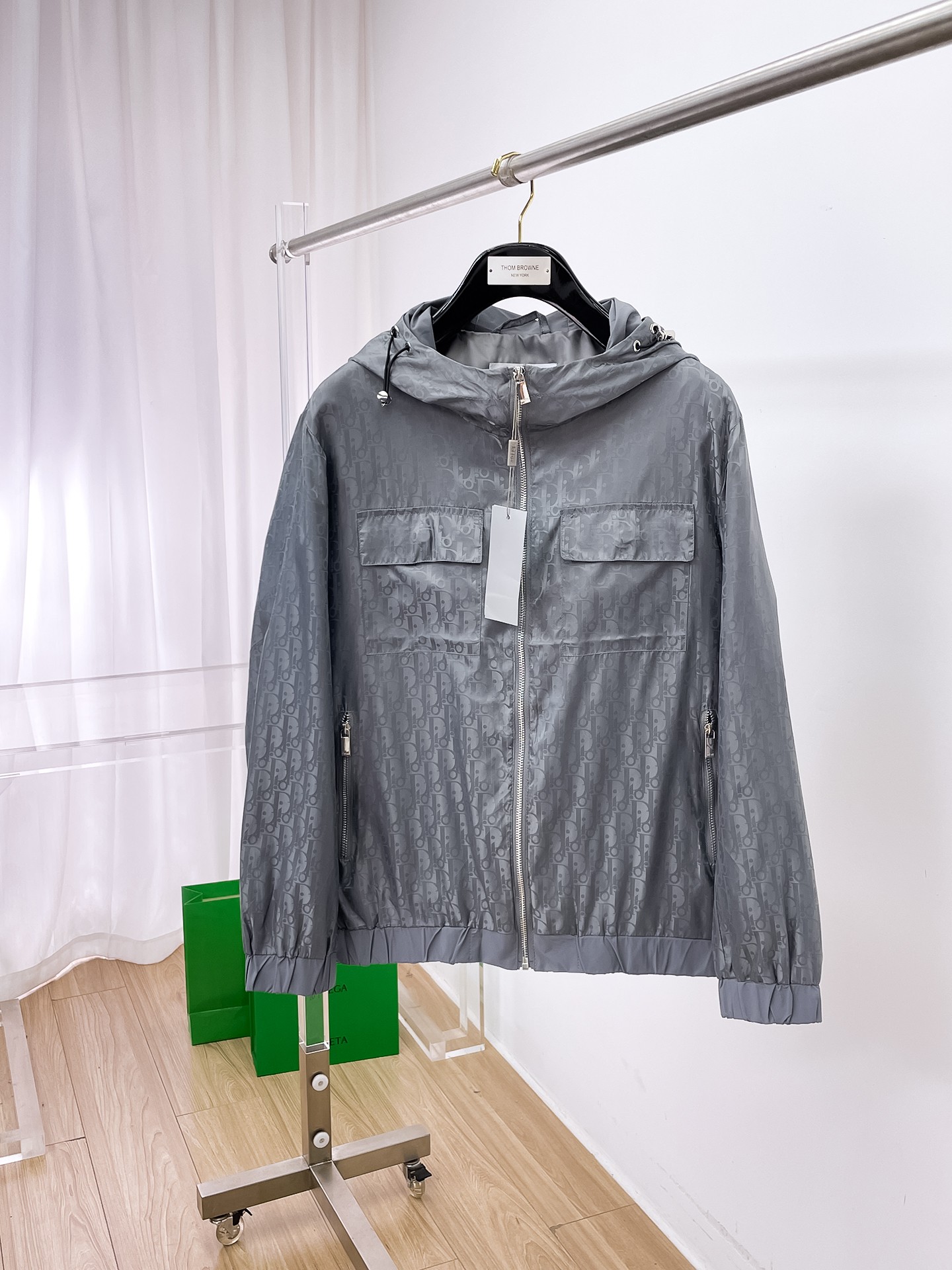 NO:905199,Same style as Dior official website, on sale in advance!  2026ss new autumn men's jackets, original single three-standard high-end version!  , counter-customized fabrics with high breathability and comfort, impeccable details, brand element design concept, reflecting high quality. It feels delicate and soft!  It presents a casual cut and the upper body shape is awesome!  Size M～3XL, maximum wearing capacity is 195kg.,,dior,jackets & coats,jackets & coats,19860909迪奥 官网同款,提前发售！2026ss开秋新款男士夹克外套,原单三标齐全高端版本！,专柜定制面料 透气舒适度高,细节无可挑剔,品牌元素设计理念,体现高品质.手感细腻柔软！呈现休闲裁剪,上身版型超赞！码数M～3XL,最大穿195斤.,,dior,jackets & coats,jackets & coats,,Men's clothing
