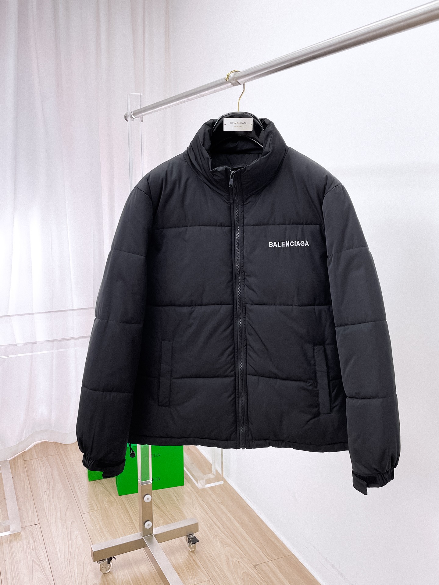 NO:680738,Balenciaga's three-standard complete ss new winter down jacket, the new product on the show is in perfect condition, comfortable and warm, the color is full and attractive, the design is very brilliant, it can easily enhance the sense of fashion, the workmanship is extremely sophisticated and rigorous, and the wiring is neat and meticulous!  A masterpiece from a famous designer!  The upper body does not look bloated and is super handsome!  Available sizes M ~ XXXL,,balenciaga,jackets & coats,down jacket,19860909巴黎世家 三标齐全 ss冬季新款羽绒棉服外套,秀场新品品相非常完美,舒适保暖,色泽饱满诱人,非常出彩的设计,轻松将时髦感进阶,做工极为考究严谨,走线工整细致！大牌设计师巨作！上身不显臃肿、超级帅气！现货码数M ～ XXXL,,balenciaga,jackets & coats,down jacket,,Men's clothing