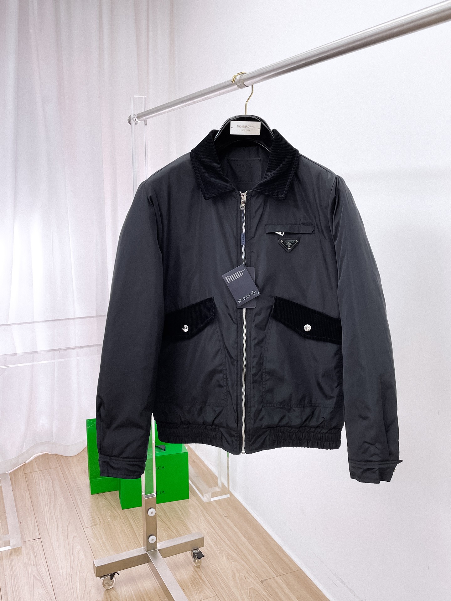 NO:680756,Prada's three-standard complete ss new winter down jacket, the new product on the show is in perfect condition, comfortable and warm, the color is full and attractive, the design is very outstanding, it can easily enhance the sense of fashion, the workmanship is extremely sophisticated and rigorous, and the wiring is neat and meticulous!  A masterpiece from a famous designer!  The upper body does not look bloated and is super handsome!  Available sizes M ~ XXXL,,prada,jackets & coats,down jacket,19860909普拉达 三标齐全 ss冬季新款羽绒棉服外套,秀场新品品相非常完美,舒适保暖,色泽饱满诱人,非常出彩的设计,轻松将时髦感进阶,做工极为考究严谨,走线工整细致！大牌设计师巨作！上身不显臃肿、超级帅气！现货码数M ～ XXXL,,prada,jackets & coats,down jacket,,Men's clothing