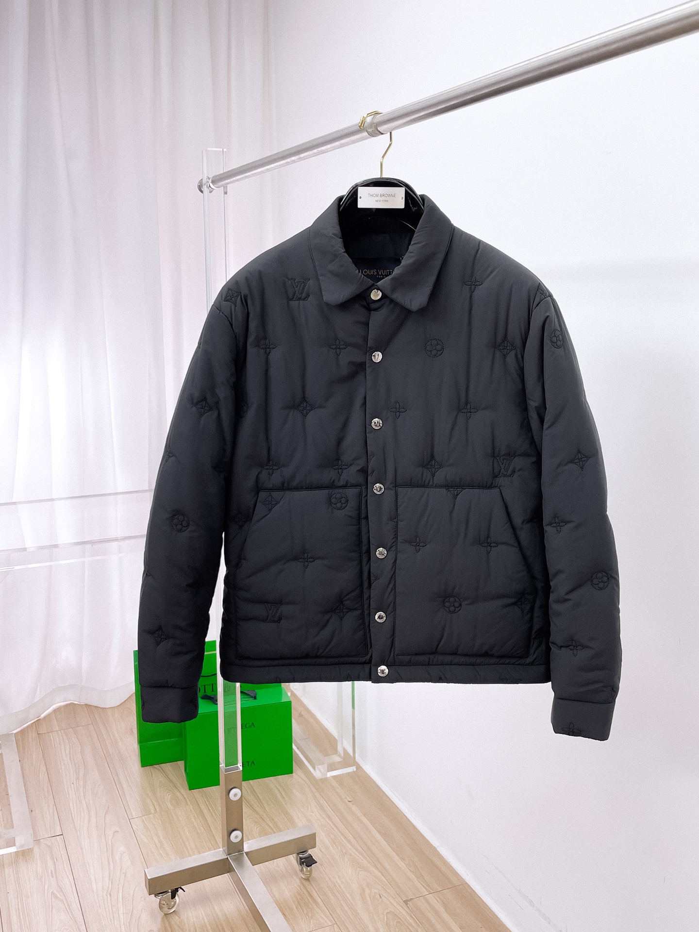 NO:680760,LV three-standard complete ss new winter down jacket, the new product on the show is in perfect condition, comfortable and warm, the color is full and attractive, the very outstanding design can easily enhance the fashion sense, the workmanship is extremely sophisticated and rigorous, and the wiring is neat and meticulous!  A masterpiece from a famous designer!  The upper body does not look bloated and is super handsome!  Available sizes M ~ XXXL,,louis vuitton,jackets & coats,down jacket,19860909LV 三标齐全 ss冬季新款羽绒棉服外套,秀场新品品相非常完美,舒适保暖,色泽饱满诱人,非常出彩的设计,轻松将时髦感进阶,做工极为考究严谨,走线工整细致！大牌设计师巨作！上身不显臃肿、超级帅气！现货码数M ～ XXXL,,louis vuitton,jackets & coats,down jacket,,Men's clothing