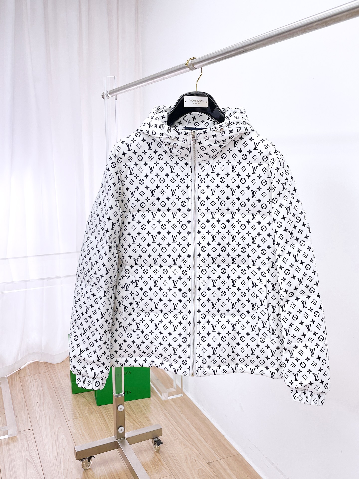 NO:680767,LV's new spring and winter down jacket. This is known as the most expensive down jacket in the world, and is made of 90 down. With a classic logo combination, it is full of visual impact at first sight. It has better thermal insulation performance, is light and not heavy, and has good loft recovery after compression, and it can gather heat and lock in temperature!  Personalized color matching design, fresh and energetic!  There are too many versions circulating in the market. In addition to the different fabrics and workmanship, the biggest difference is that the filling is not goose down at all but feather silk or velvet, etc., and it is not easy to distinguish for those who don’t understand. In addition, the fabrics and workmanship are definitely not of the same level. In short, look for us and you will never go astray. All the exclusive full colors are purchased from genuine development. If you understand the quality of our down jackets, you can safely recommend it with your eyes closed. The three standards are complete!  Uniform series for men and women!  Size M-3XL. Maximum wear is 195 pounds.,,louis vuitton,down jacket,19860909LV 春冬新款羽绒服.这款号称羽绒服届最贵的,全部90绒的.带着经典的Logo组合搭配,第一眼看到就是满满的视觉冲击,保暖性能更出色,轻便不厚重,且压缩后的蓬松度恢复性好,聚热锁温！个性的拼色设计,清新有活力！市面流通的版本实在太多了,除了面料做工不同外,最大的区别就是填充物根本不是鹅绒而是羽丝或手感绒等等,而不懂的根本不容易区分.另外面料和做工也绝对不是一个级别,总之认准我们,让你绝对不跑偏,独家全色全部购入正版开发,懂我们家羽绒服质量的,完全可以放心闭眼推.三标齐全！男女同款系列！码数M-3XL.最大穿到195斤.,,louis vuitton,down jacket,,Men's clothing