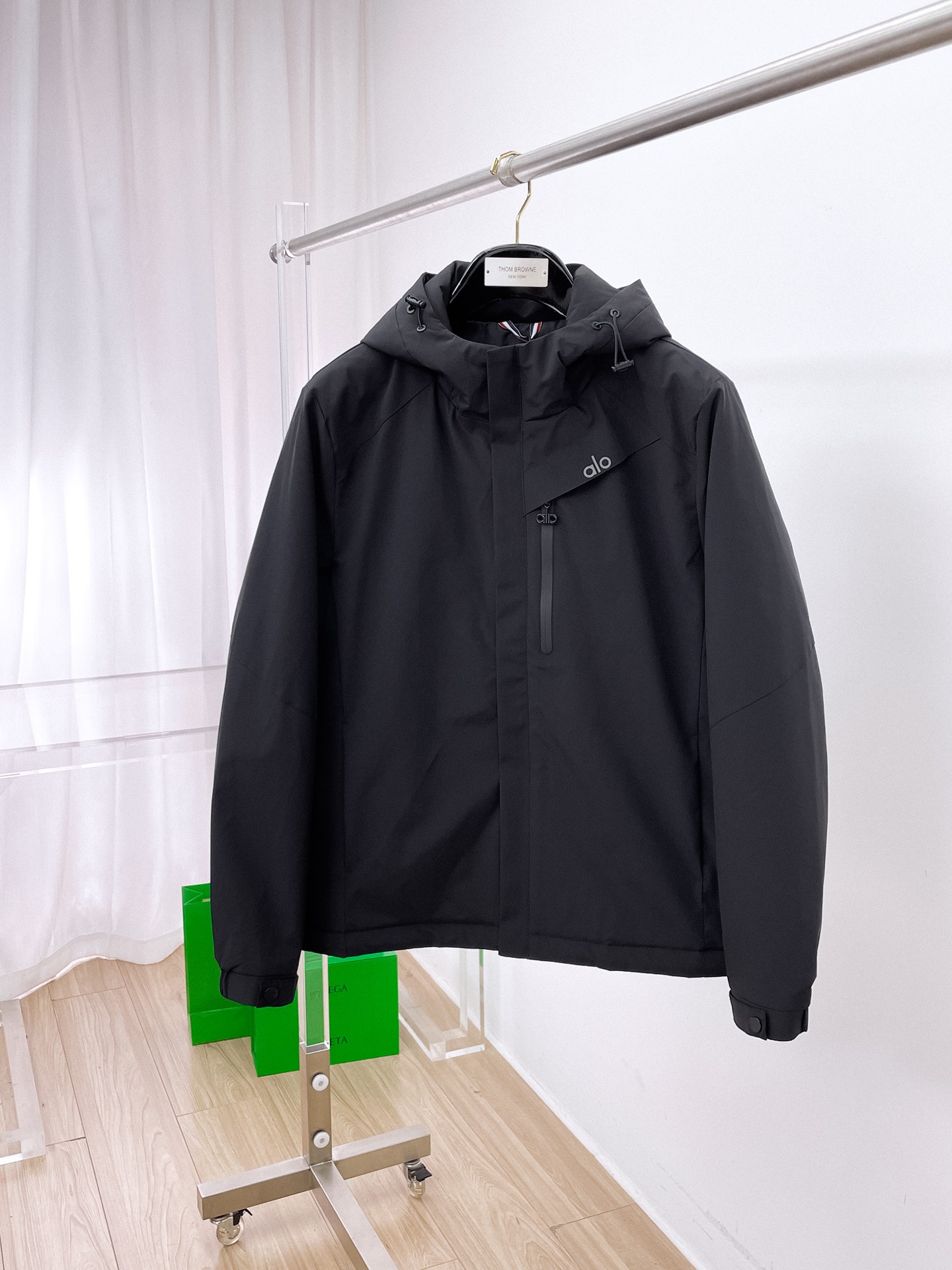 NO:680746,alo's three-standard complete ss winter new down jacket, the new product on the show is in perfect condition, comfortable and warm, the color is full and attractive, the design is very brilliant, it can easily enhance the fashion sense, the workmanship is extremely sophisticated and rigorous, and the wiring is neat and meticulous!  A masterpiece from a famous designer!  The upper body does not look bloated and is super handsome!  Available sizes M ~ XXXL,,jackets & coats,down jacket,19860909alo 三标齐全 ss冬季新款羽绒棉服外套,秀场新品品相非常完美,舒适保暖,色泽饱满诱人,非常出彩的设计,轻松将时髦感进阶,做工极为考究严谨,走线工整细致！大牌设计师巨作！上身不显臃肿、超级帅气！现货码数M ～ XXXL,,jackets & coats,down jacket,,Men's clothing