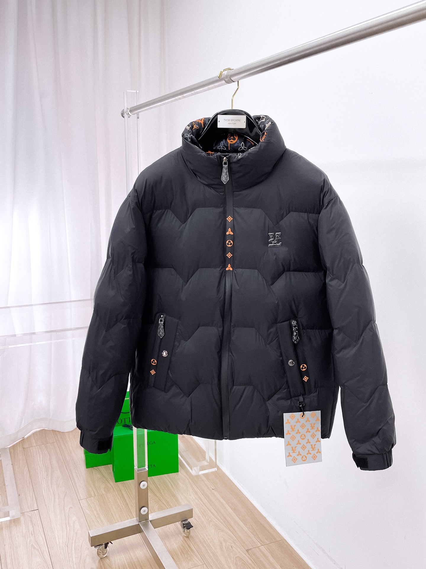 NO:680752,LV three-standard complete ss new winter down jacket, the new product on the show is in perfect condition, comfortable and warm, the color is full and attractive, the very outstanding design can easily enhance the fashion sense, the workmanship is extremely sophisticated and rigorous, and the wiring is neat and meticulous!  A masterpiece from a famous designer!  The upper body does not look bloated and is super handsome!  Available sizes M ~ XXXL,,louis vuitton,jackets & coats,down jacket,19860909LV 三标齐全 ss冬季新款羽绒棉服外套,秀场新品品相非常完美,舒适保暖,色泽饱满诱人,非常出彩的设计,轻松将时髦感进阶,做工极为考究严谨,走线工整细致！大牌设计师巨作！上身不显臃肿、超级帅气！现货码数M ～ XXXL,,louis vuitton,jackets & coats,down jacket,,Men's clothing