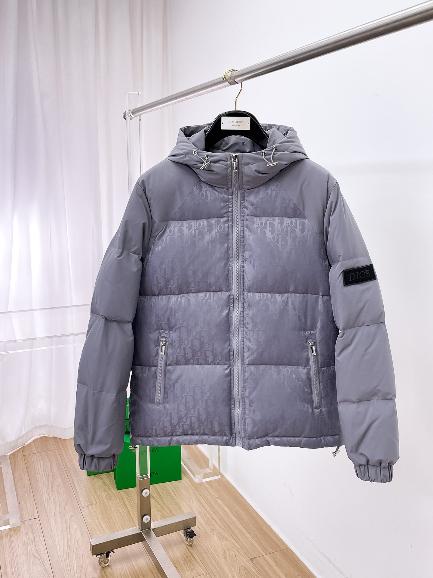 NO:680758,Dior's new spring and winter down jacket. This is known as the most expensive down jacket in the industry, all 90 down. With a classic logo combination, it is full of visual impact at first sight. It has better thermal insulation performance, is light and not heavy, and has good loft recovery after compression, and it can gather heat and lock in temperature!  Personalized color matching design, fresh and energetic!  There are too many versions circulating in the market. In addition to the different fabrics and workmanship, the biggest difference is that the filling is not goose down at all but feather silk or velvet, etc., and it is not easy to distinguish for those who don’t understand. In addition, the fabrics and workmanship are definitely not of the same level. In short, look for us and you will never go astray. All the exclusive full colors are purchased from genuine development. If you understand the quality of our down jackets, you can safely recommend it with your eyes closed. The three standards are complete!  Uniform series for men and women!  Size M-3XL. Maximum wear capacity is 195 pounds.,, dior, down jacket,19860909迪奥 春冬新款羽绒服.这款号称羽绒服届最贵的,全部90绒的.带着经典的Logo组合搭配,第一眼看到就是满满的视觉冲击,保暖性能更出色,轻便不厚重,且压缩后的蓬松度恢复性好,聚热锁温！个性的拼色设计,清新有活力！市面流通的版本实在太多了,除了面料做工不同外,最大的区别就是填充物根本不是鹅绒而是羽丝或手感绒等等,而不懂的根本不容易区分.另外面料和做工也绝对不是一个级别,总之认准我们,让你绝对不跑偏,独家全色全部购入正版开发,懂我们家羽绒服质量的,完全可以放心闭眼推.三标齐全！男女同款系列！码数M-3XL.最大穿到195斤.,,dior,down jacket,,Men's clothing