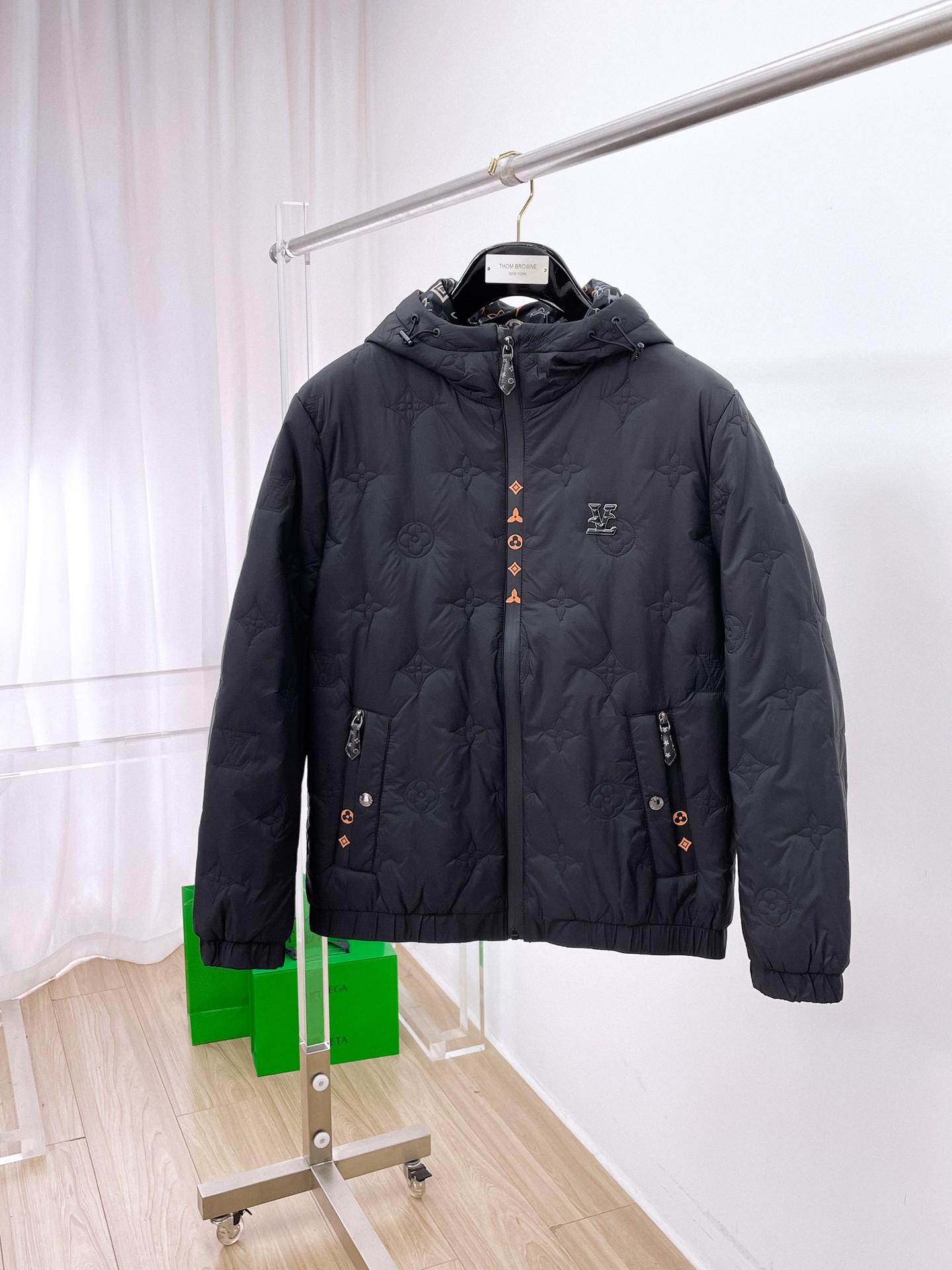 NO:680762,LV three-standard complete ss new winter down jacket, the new product on the show is in perfect condition, comfortable and warm, the color is full and attractive, the very outstanding design can easily enhance the fashion sense, the workmanship is extremely sophisticated and rigorous, and the wiring is neat and meticulous!  A masterpiece from a famous designer!  The upper body does not look bloated and is super handsome!  Available sizes M ~ XXXL,,louis vuitton,jackets & coats,down jacket,19860909LV 三标齐全 ss冬季新款羽绒棉服外套,秀场新品品相非常完美,舒适保暖,色泽饱满诱人,非常出彩的设计,轻松将时髦感进阶,做工极为考究严谨,走线工整细致！大牌设计师巨作！上身不显臃肿、超级帅气！现货码数M ～ XXXL,,louis vuitton,jackets & coats,down jacket,,Men's clothing