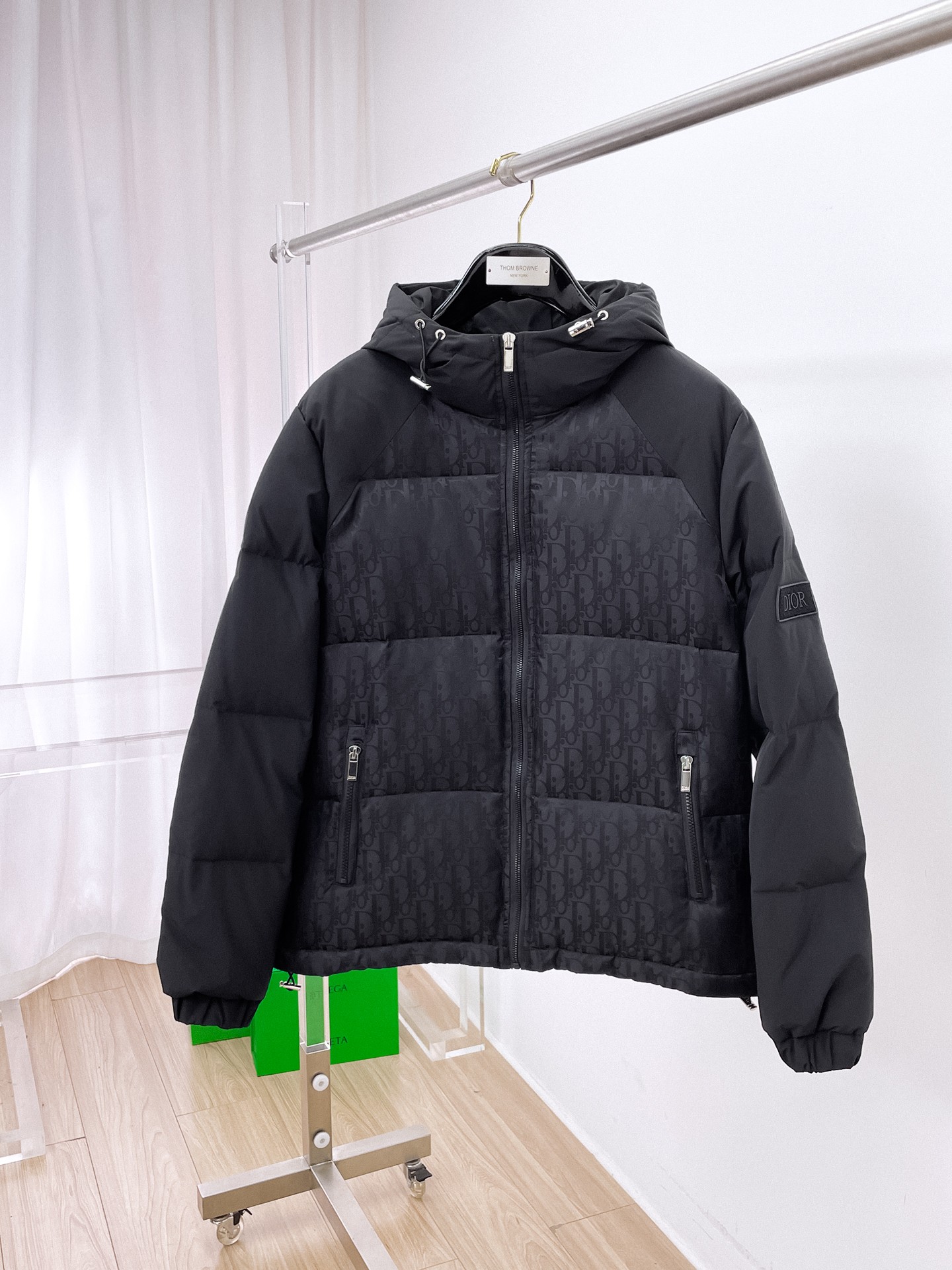 NO:680773,Dior's new spring and winter down jacket. This is known as the most expensive down jacket in the industry, all 90 down. With a classic logo combination, it is full of visual impact at first sight. It has better thermal insulation performance, is light and not heavy, and has good loft recovery after compression, and it can gather heat and lock in temperature!  Personalized color matching design, fresh and energetic!  There are too many versions circulating in the market. In addition to the different fabrics and workmanship, the biggest difference is that the filling is not goose down at all but feather silk or velvet, etc., and it is not easy to distinguish for those who don’t understand. In addition, the fabrics and workmanship are definitely not of the same level. In short, look for us and you will never go astray. All the exclusive full colors are purchased from genuine development. If you understand the quality of our down jackets, you can safely recommend it with your eyes closed. The three standards are complete!  Uniform series for men and women!  Size M-3XL. Maximum wear capacity is 195 pounds.,, dior, down jacket,19860909迪奥 春冬新款羽绒服.这款号称羽绒服届最贵的,全部90绒的.带着经典的Logo组合搭配,第一眼看到就是满满的视觉冲击,保暖性能更出色,轻便不厚重,且压缩后的蓬松度恢复性好,聚热锁温！个性的拼色设计,清新有活力！市面流通的版本实在太多了,除了面料做工不同外,最大的区别就是填充物根本不是鹅绒而是羽丝或手感绒等等,而不懂的根本不容易区分.另外面料和做工也绝对不是一个级别,总之认准我们,让你绝对不跑偏,独家全色全部购入正版开发,懂我们家羽绒服质量的,完全可以放心闭眼推.三标齐全！男女同款系列！码数M-3XL.最大穿到195斤.,,dior,down jacket,,Men's clothing