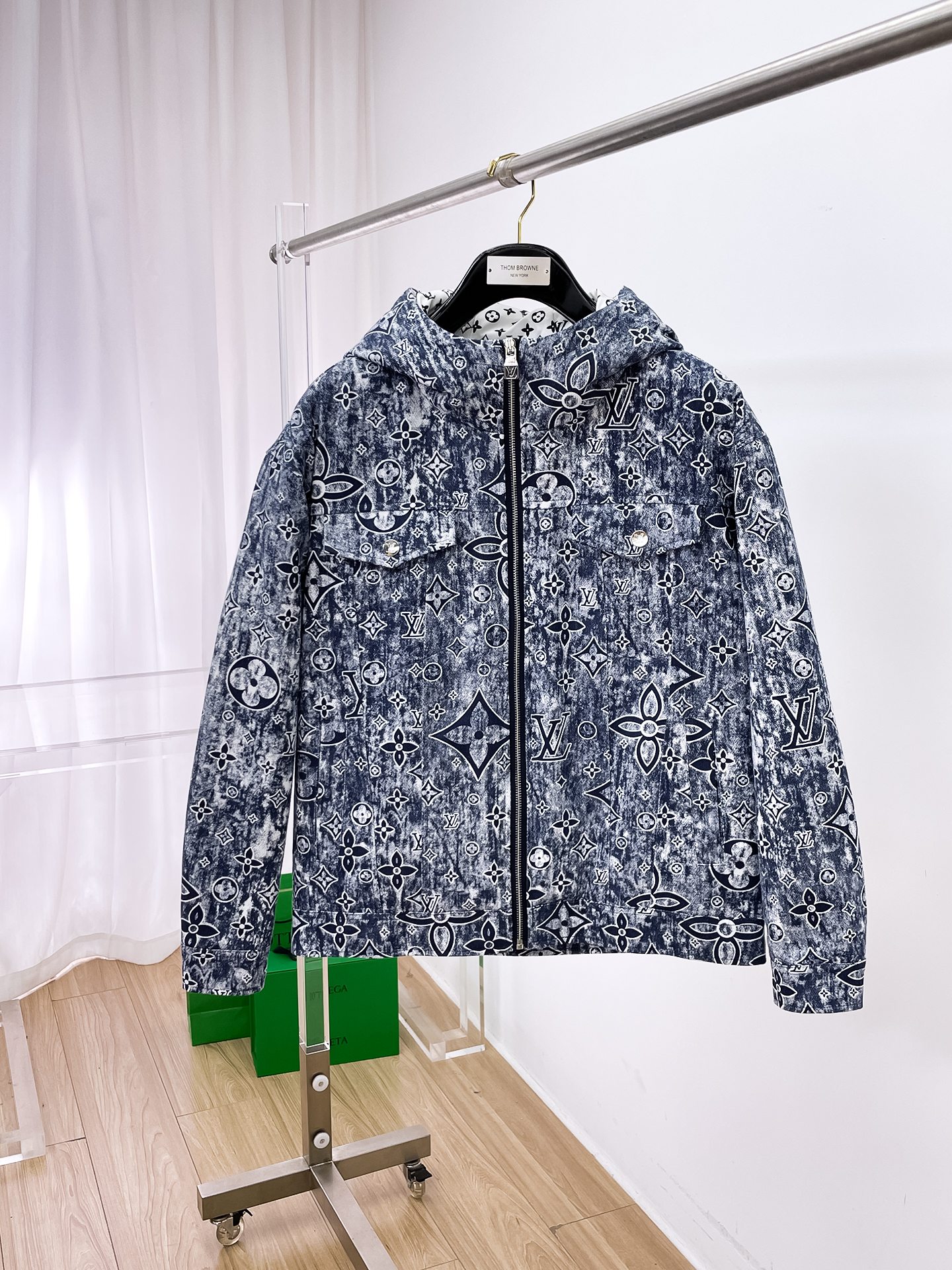 NO:680779,LV's new spring and winter down jacket. This is known as the most expensive down jacket in the world, and is made of 90 down. With a classic logo combination, it is full of visual impact at first sight. It has better thermal insulation performance, is light and not heavy, and has good loft recovery after compression, and it can gather heat and lock in temperature!  Personalized color matching design, fresh and energetic!  There are too many versions circulating in the market. In addition to the different fabrics and workmanship, the biggest difference is that the filling is not goose down at all but feather silk or velvet, etc., and it is not easy to distinguish for those who don’t understand. In addition, the fabrics and workmanship are definitely not of the same level. In short, look for us and you will never go astray. All the exclusive full colors are purchased from genuine development. If you understand the quality of our down jackets, you can safely recommend it with your eyes closed. The three standards are complete!  Uniform series for men and women!  Size M-3XL. Maximum wear is 195 pounds.,,louis vuitton,down jacket,19860909LV 春冬新款羽绒服.这款号称羽绒服届最贵的,全部90绒的.带着经典的Logo组合搭配,第一眼看到就是满满的视觉冲击,保暖性能更出色,轻便不厚重,且压缩后的蓬松度恢复性好,聚热锁温！个性的拼色设计,清新有活力！市面流通的版本实在太多了,除了面料做工不同外,最大的区别就是填充物根本不是鹅绒而是羽丝或手感绒等等,而不懂的根本不容易区分.另外面料和做工也绝对不是一个级别,总之认准我们,让你绝对不跑偏,独家全色全部购入正版开发,懂我们家羽绒服质量的,完全可以放心闭眼推.三标齐全！男女同款系列！码数M-3XL.最大穿到195斤.,,louis vuitton,down jacket,,Men's clothing