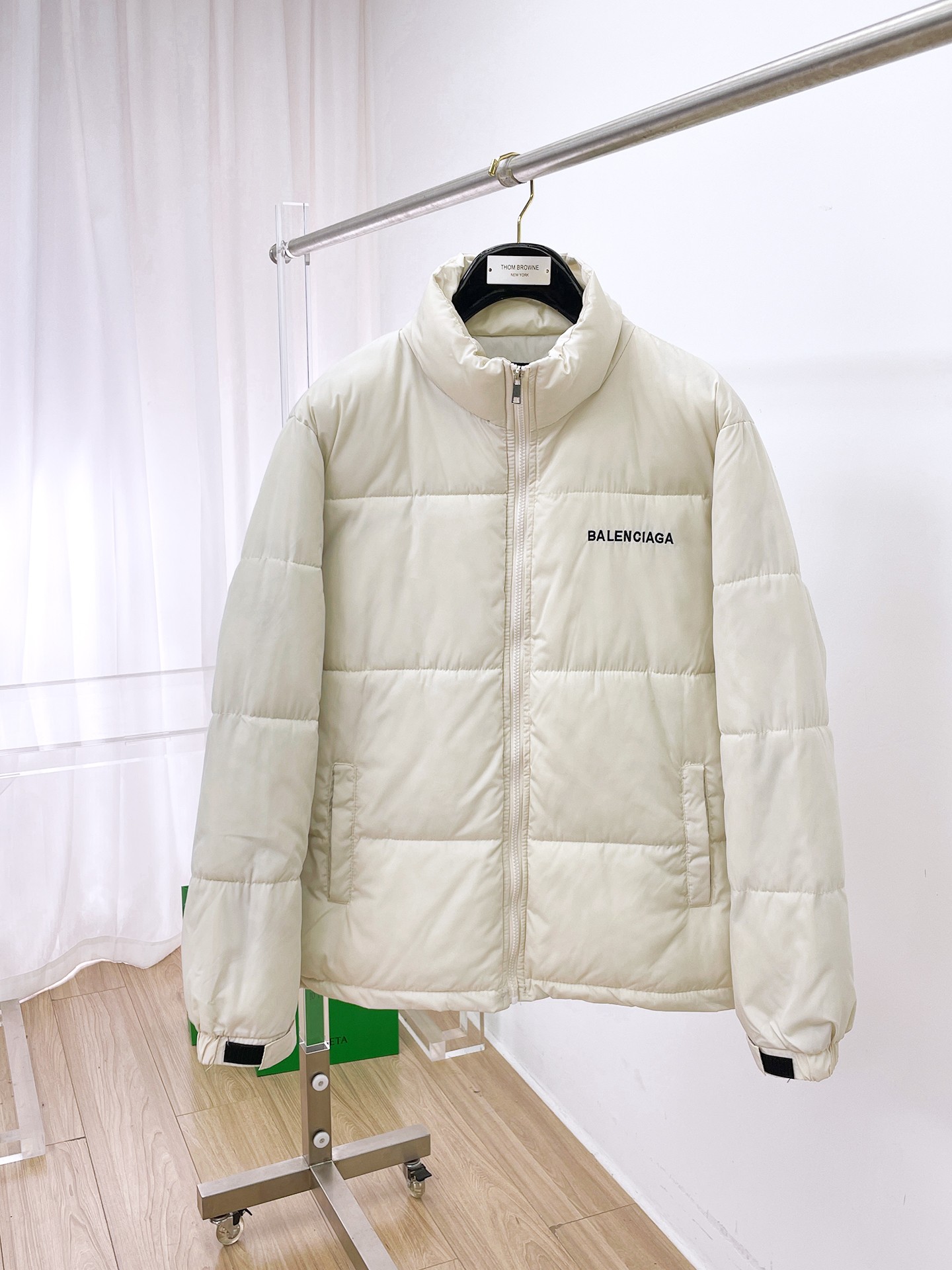 NO:680766,Balenciaga's three-standard complete ss new winter down jacket, the new product on the show is in perfect condition, comfortable and warm, the color is full and attractive, the design is very brilliant, it can easily enhance the sense of fashion, the workmanship is extremely sophisticated and rigorous, and the wiring is neat and meticulous!  A masterpiece from a famous designer!  The upper body does not look bloated and is super handsome!  Available sizes M ~ XXXL,,balenciaga,jackets & coats,down jacket,19860909巴黎世家 三标齐全 ss冬季新款羽绒棉服外套,秀场新品品相非常完美,舒适保暖,色泽饱满诱人,非常出彩的设计,轻松将时髦感进阶,做工极为考究严谨,走线工整细致！大牌设计师巨作！上身不显臃肿、超级帅气！现货码数M ～ XXXL,,balenciaga,jackets & coats,down jacket,,Men's clothing