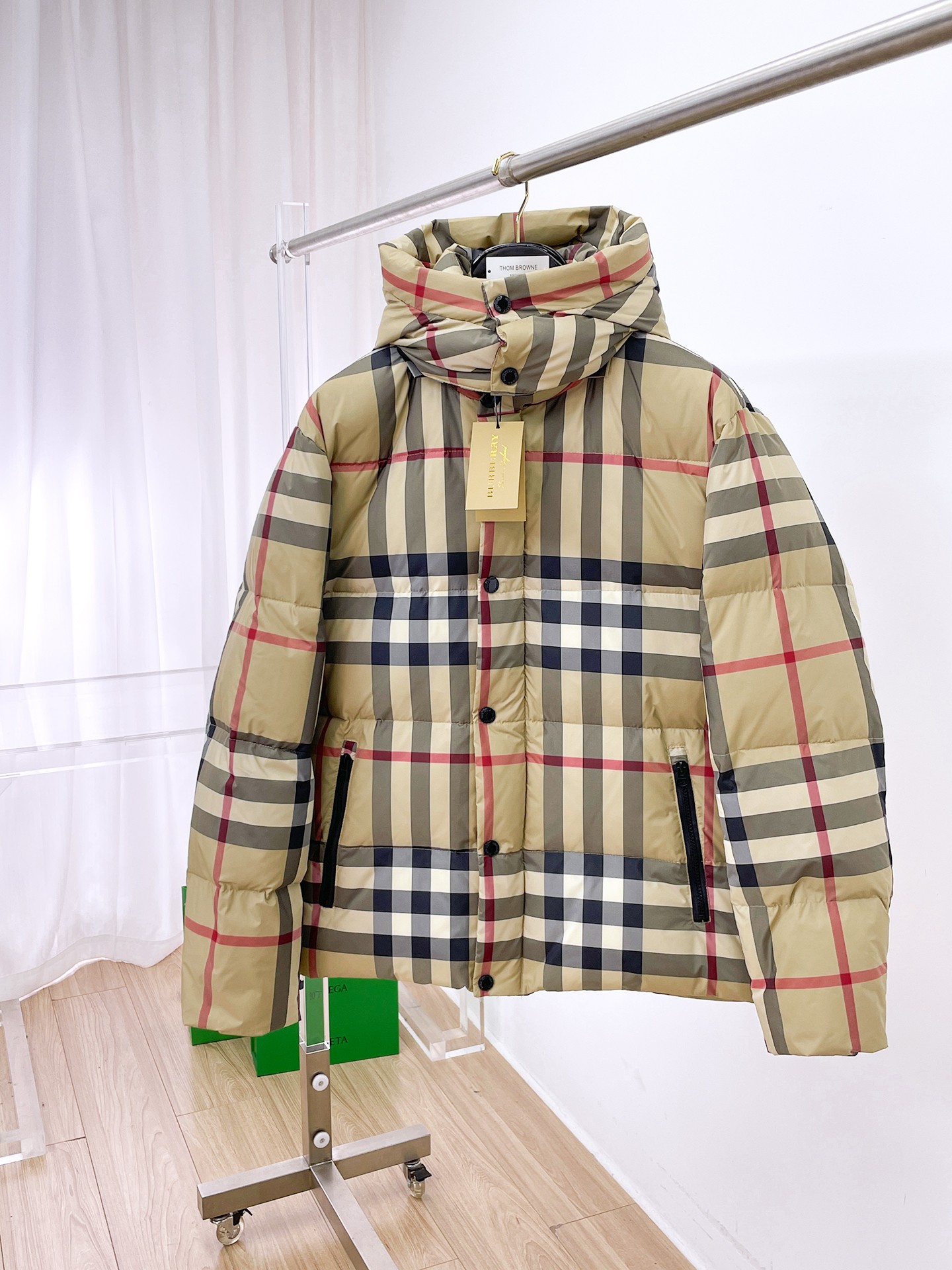 NO:680781,Burberry's new spring and winter down jacket. This is known as the most expensive down jacket in the industry, all 90 down. It has a classic logo combination, and it is full of visual impact at first sight. It has better thermal insulation performance, is light and not heavy, and has good loft recovery after compression, and it can gather heat and lock in temperature!  Personalized color matching design, fresh and energetic!  There are too many versions circulating in the market. In addition to the different fabrics and workmanship, the biggest difference is that the filling is not goose down at all but feather silk or velvet, etc., and it is not easy to distinguish for those who don’t understand. In addition, the fabrics and workmanship are definitely not of the same level. In short, look for us and you will never go astray. All the exclusive full colors are purchased from genuine development. If you understand the quality of our down jackets, you can safely recommend it with your eyes closed. The three standards are complete!  Uniform series for men and women!  Size M-3XL. Maximum wear is 195 pounds.,,burberry,down jacket,19860909巴宝莉 春冬新款羽绒服.这款号称羽绒服届最贵的,全部90绒的.带着经典的Logo组合搭配,第一眼看到就是满满的视觉冲击,保暖性能更出色,轻便不厚重,且压缩后的蓬松度恢复性好,聚热锁温！个性的拼色设计,清新有活力！市面流通的版本实在太多了,除了面料做工不同外,最大的区别就是填充物根本不是鹅绒而是羽丝或手感绒等等,而不懂的根本不容易区分.另外面料和做工也绝对不是一个级别,总之认准我们,让你绝对不跑偏,独家全色全部购入正版开发,懂我们家羽绒服质量的,完全可以放心闭眼推.三标齐全！男女同款系列！码数M-3XL.最大穿到195斤.,,burberry,down jacket,,Men's clothing