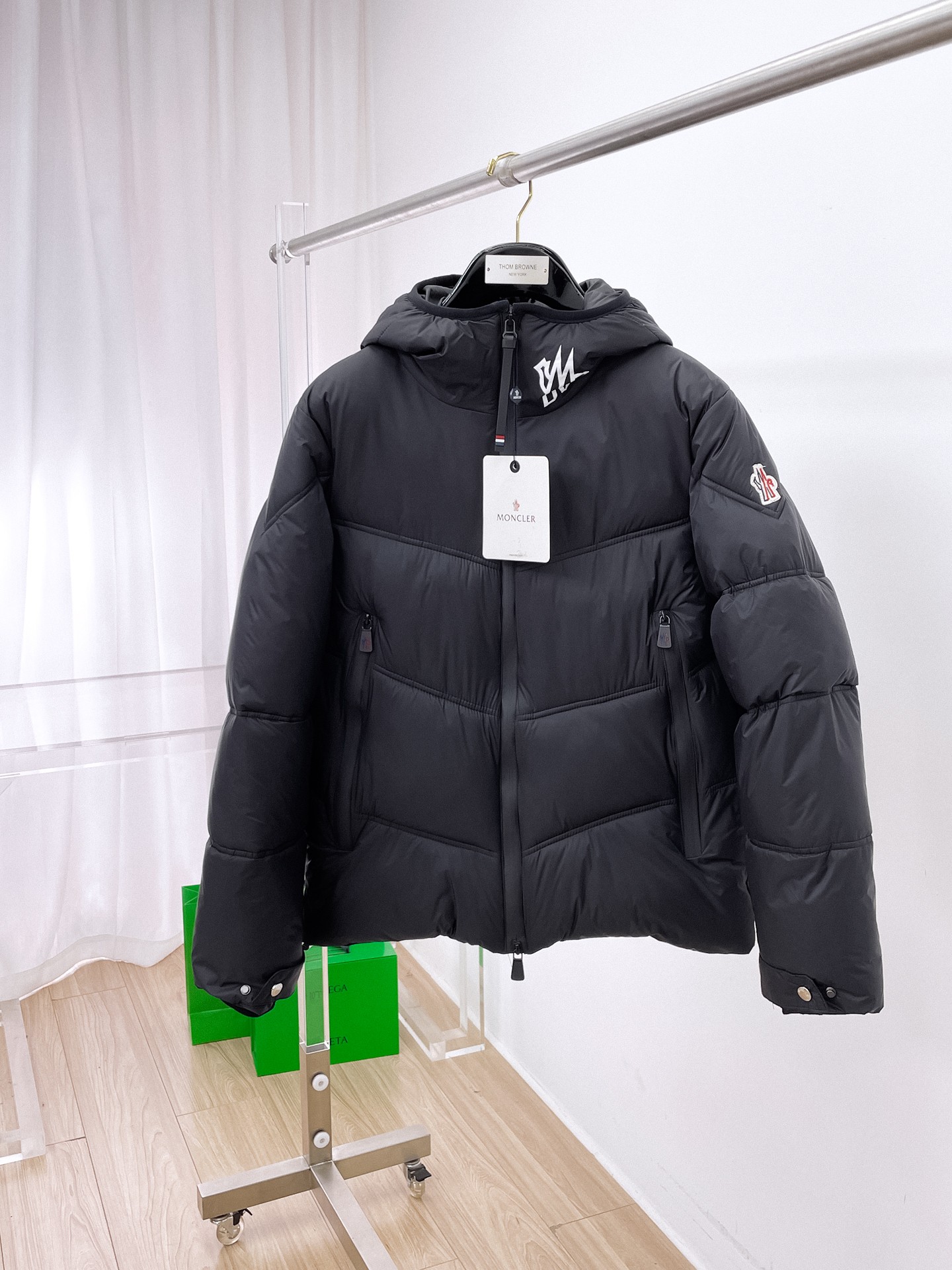 NO:680712,Mengkou, complete with three standards, ss new winter down jacket, the new product on the show is in perfect condition, comfortable and warm, the color is full and attractive, the very outstanding design can easily enhance the fashion sense, the workmanship is extremely sophisticated and rigorous, and the wiring is neat and meticulous!  A masterpiece from a famous designer!  The upper body does not look bloated and is super handsome!  Available sizes M ~ XXXL,,Moncler,jackets & coats,down jacket,19860909蒙口 三标齐全 ss冬季新款羽绒棉服外套,秀场新品品相非常完美,舒适保暖,色泽饱满诱人,非常出彩的设计,轻松将时髦感进阶,做工极为考究严谨,走线工整细致！大牌设计师巨作！上身不显臃肿、超级帅气！现货码数M ～ XXXL,,Moncler,jackets & coats,down jacket,,Men's clothing