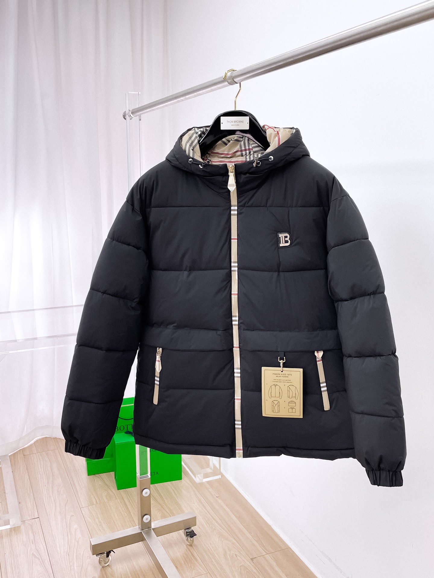 NO:680715,Burberry's three-standard complete ss new winter down jacket, the new product on the show is in perfect condition, comfortable and warm, the color is full and attractive, the very outstanding design can easily enhance the fashion sense, the workmanship is extremely sophisticated and rigorous, and the wiring is neat and meticulous!  A masterpiece from a famous designer!  The upper body does not look bloated and is super handsome!  Available sizes M ~ XXXL,,burberry,jackets & coats,down jacket,19860909巴宝莉 三标齐全 ss冬季新款羽绒棉服外套,秀场新品品相非常完美,舒适保暖,色泽饱满诱人,非常出彩的设计,轻松将时髦感进阶,做工极为考究严谨,走线工整细致！大牌设计师巨作！上身不显臃肿、超级帅气！现货码数M ～ XXXL,,burberry,jackets & coats,down jacket,,Men's clothing