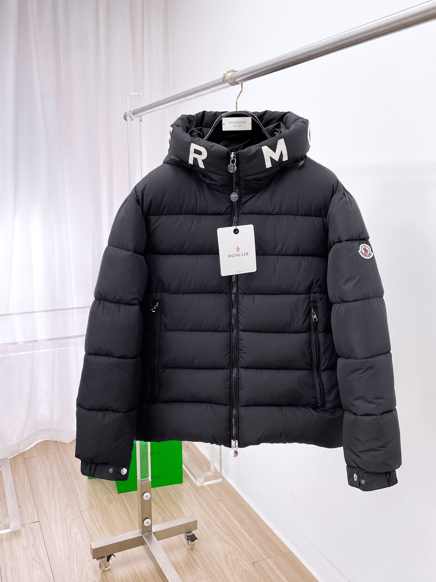 NO:680729,Mengkou, complete with three standards, ss new winter down jacket, the new product on the show is in perfect condition, comfortable and warm, the color is full and attractive, the very outstanding design can easily enhance the fashion sense, the workmanship is extremely sophisticated and rigorous, and the wiring is neat and meticulous!  A masterpiece from a famous designer!  The upper body does not look bloated and is super handsome!  Available sizes M ~ XXXL,,Moncler,jackets & coats,down jacket,19860909蒙口 三标齐全 ss冬季新款羽绒棉服外套,秀场新品品相非常完美,舒适保暖,色泽饱满诱人,非常出彩的设计,轻松将时髦感进阶,做工极为考究严谨,走线工整细致！大牌设计师巨作！上身不显臃肿、超级帅气！现货码数M ～ XXXL,,Moncler,jackets & coats,down jacket,,Men's clothing