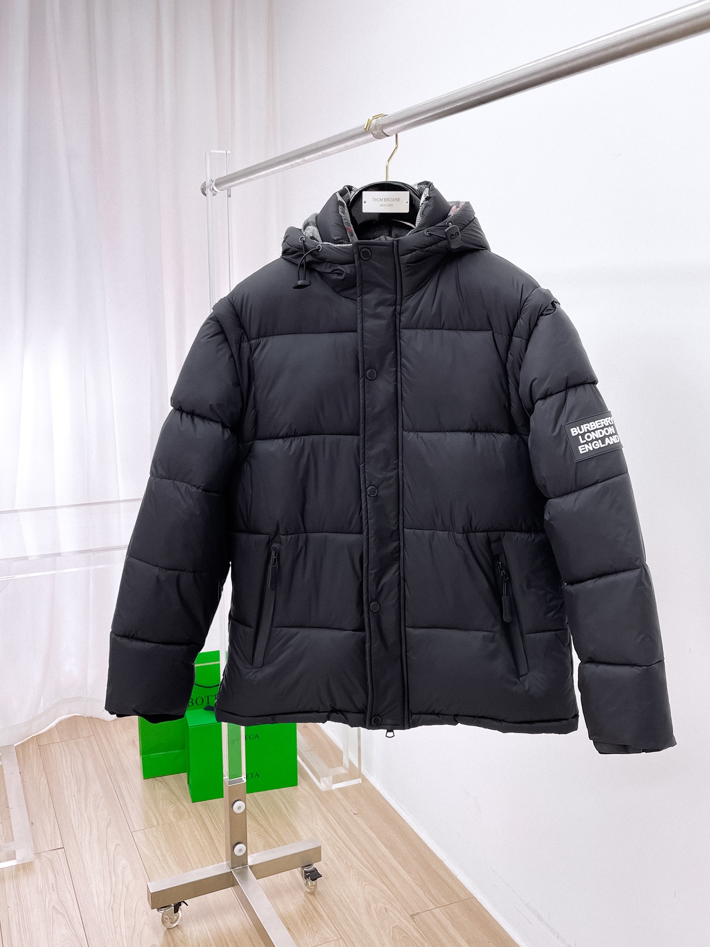 NO:680736,Burberry's three-standard complete ss new winter down jacket, the new product on the show is in perfect condition, comfortable and warm, the color is full and attractive, the very outstanding design can easily enhance the fashion sense, the workmanship is extremely sophisticated and rigorous, and the wiring is neat and meticulous!  A masterpiece from a famous designer!  The upper body does not look bloated and is super handsome!  Available sizes M ~ XXXL,,burberry,jackets & coats,down jacket,19860909巴宝莉 三标齐全 ss冬季新款羽绒棉服外套,秀场新品品相非常完美,舒适保暖,色泽饱满诱人,非常出彩的设计,轻松将时髦感进阶,做工极为考究严谨,走线工整细致！大牌设计师巨作！上身不显臃肿、超级帅气！现货码数M ～ XXXL,,burberry,jackets & coats,down jacket,,Men's clothing