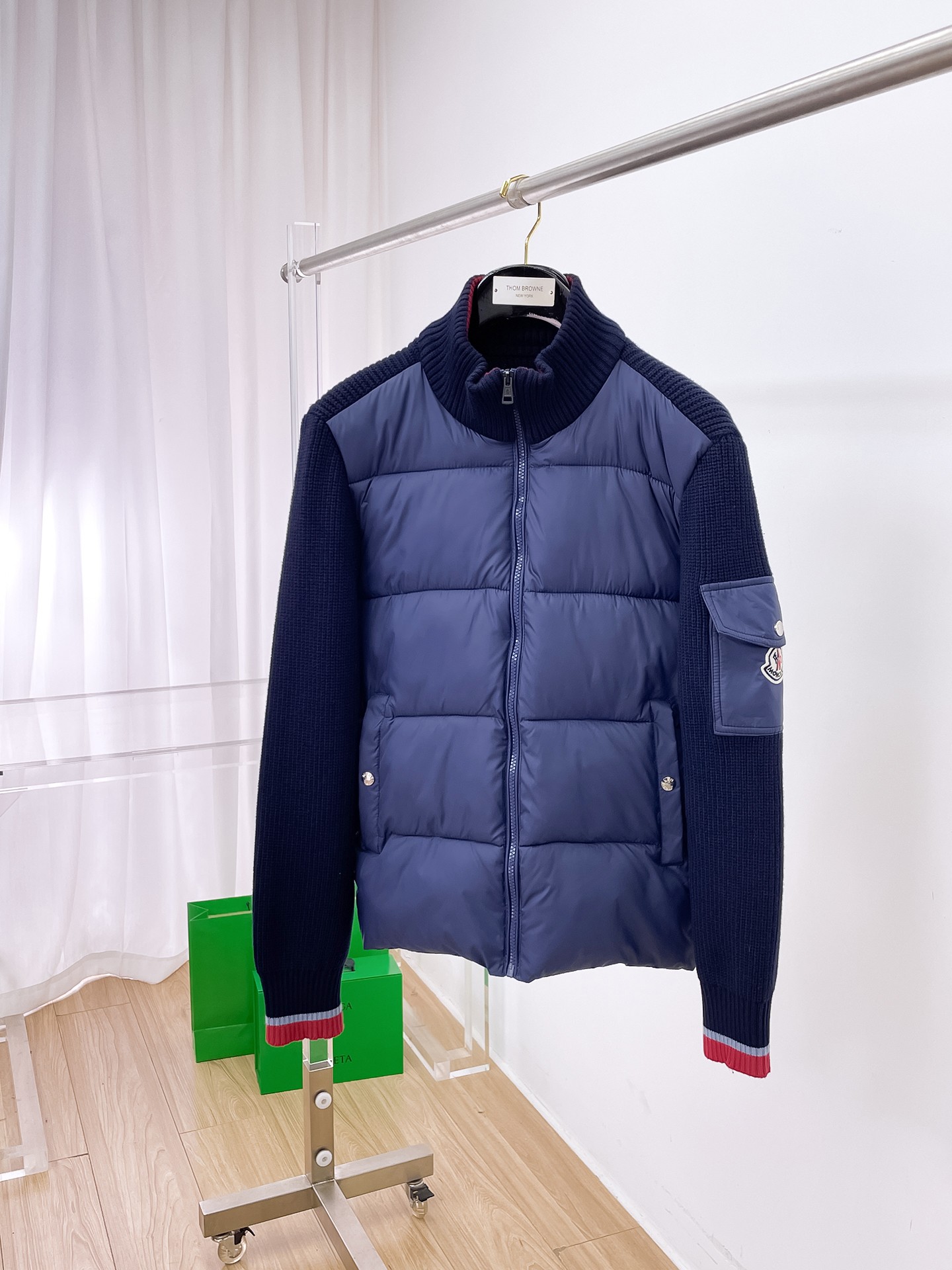 NO:680742,Mengkou, complete with three standards, ss new winter down jacket, the new product on the show is in perfect condition, comfortable and warm, the color is full and attractive, the very outstanding design can easily enhance the fashion sense, the workmanship is extremely sophisticated and rigorous, and the wiring is neat and meticulous!  A masterpiece from a famous designer!  The upper body does not look bloated and is super handsome!  Available sizes M ~ XXXL,,Moncler,jackets & coats,down jacket,19860909蒙口 三标齐全 ss冬季新款羽绒棉服外套,秀场新品品相非常完美,舒适保暖,色泽饱满诱人,非常出彩的设计,轻松将时髦感进阶,做工极为考究严谨,走线工整细致！大牌设计师巨作！上身不显臃肿、超级帅气！现货码数M ～ XXXL,,Moncler,jackets & coats,down jacket,,Men's clothing