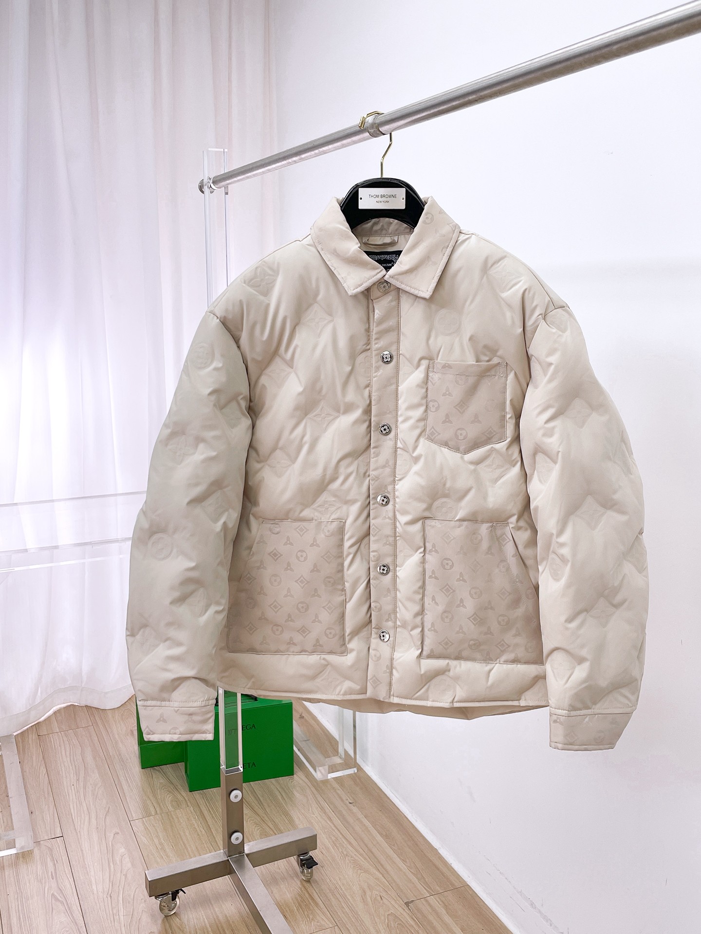 NO:680753,LV three-standard complete ss new winter down jacket, the new product on the show is in perfect condition, comfortable and warm, the color is full and attractive, the very outstanding design can easily enhance the fashion sense, the workmanship is extremely sophisticated and rigorous, and the wiring is neat and meticulous!  A masterpiece from a famous designer!  The upper body does not look bloated and is super handsome!  Available sizes M ~ XXXL,,louis vuitton,jackets & coats,down jacket,19860909LV 三标齐全 ss冬季新款羽绒棉服外套,秀场新品品相非常完美,舒适保暖,色泽饱满诱人,非常出彩的设计,轻松将时髦感进阶,做工极为考究严谨,走线工整细致！大牌设计师巨作！上身不显臃肿、超级帅气！现货码数M ～ XXXL,,louis vuitton,jackets & coats,down jacket,,Men's clothing