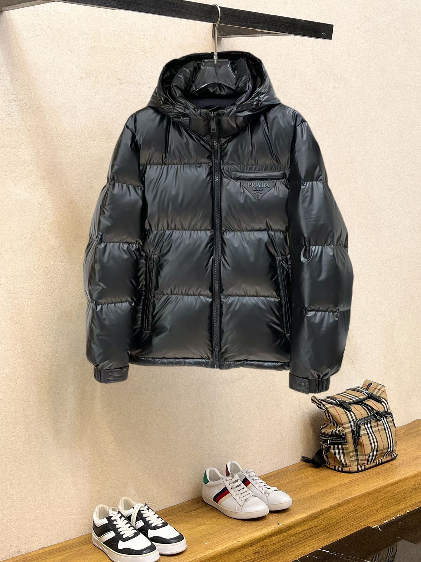 NO:646222,Prada 2025ss new winter product, fashionable top down jacket, filled with imported down, the highest quality on the market, imported fabrics, the highest lining standards, never running down, accessories and hardware are all custom-made from the original factory, 10 years of focus on clothing production, ensuring the smoothness of each piece of clothing, the Rolls Royce of down jackets, sizes M-L-XL-2XL-3XL,, prada, down jacket, alexander wang19860909普拉达 2025ss冬季新品,时尚顶级羽绒服 填充进口羽绒朵,市面最高品质,进口面料,里布最高标准,绝不跑绒,辅料五金全部原厂定做,10年专注服装生产,保证每件衣服的平整性,羽绒服界的劳斯莱斯 尺码M-L-XL-2XL-3XL,,prada,down jacket,alexander wang,Men's clothing