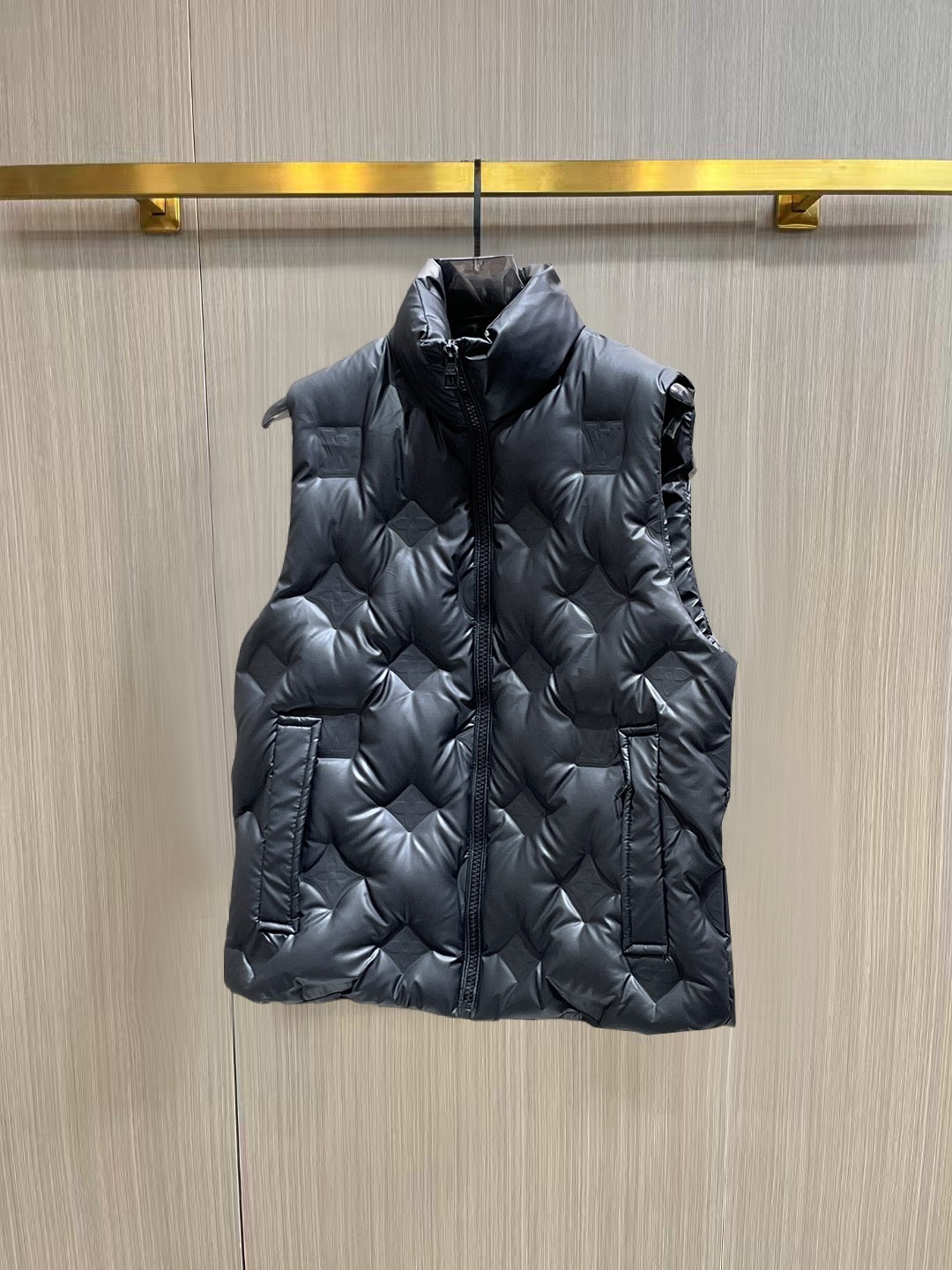 NO:653666,LV FW down vest is a must-have item for fashionistas!  Advanced customization: The highest standard 90 white goose down, the ingredients are tested, and the first-class thermal performance. Double-layer gallbladder cloth inside to ensure that the goose down will not drill out. Customized high-density waterproof nylon fabric. High-end texture and durability. The quality can reach the purchase level. Super versatile, the upper body effect is great!  Size M~3XL,,louis vuitton,down jacket,alexander wang19860909LV FW羽绒马甲 潮人必备单品！高级定制 最高标准90白鹅绒,成分支持检测,一流保暖性能.内里双层胆布,以保证鹅绒不会钻出,定制高密度防水尼龙面料.高端质感及耐用性.品质可达代购级别. 超级百搭,上身效果超赞！ 尺码M~3XL,,louis vuitton,down jacket,alexander wang,Men's clothing
