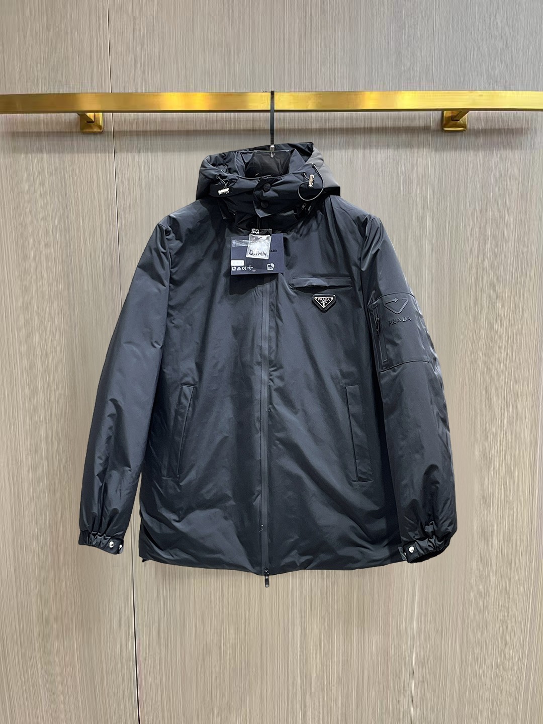 NO:653673,Prada's new spring and winter down jacket. This is known as the most expensive down jacket in the world, all 90 down. With a classic logo combination, it is full of visual impact at first sight. It has better thermal insulation performance, is light and not heavy, and has good loft recovery after compression, and it can gather heat and lock in temperature!  Personalized color matching design, fresh and energetic!  There are too many versions circulating in the market. In addition to the different fabrics and workmanship, the biggest difference is that the filling is not goose down at all but feather silk or velvet, etc., and it is not easy to distinguish for those who don’t understand. In addition, the fabrics and workmanship are definitely not of the same level. In short, look for us and you will never go astray. All the exclusive full colors are purchased from genuine development. If you understand the quality of our down jackets, you can safely recommend it with your eyes closed. The three standards are complete!  Uniform series for men and women!  Size M-3XL. Maximum wear is 195 pounds.,,prada,down jacket,alexander wang19860909普拉达春冬新款羽绒服.这款号称羽绒服届最贵的,全部90绒的.带着经典的Logo组合搭配,第一眼看到就是满满的视觉冲击,保暖性能更出色,轻便不厚重,且压缩后的蓬松度恢复性好,聚热锁温！个性的拼色设计,清新有活力！市面流通的版本实在太多了,除了面料做工不同外,最大的区别就是填充物根本不是鹅绒而是羽丝或手感绒等等,而不懂的根本不容易区分.另外面料和做工也绝对不是一个级别,总之认准我们,让你绝对不跑偏,独家全色全部购入正版开发,懂我们家羽绒服质量的,完全可以放心闭眼推.三标齐全！男女同款系列！码数M-3XL.最大穿到195斤.,,prada,down jacket,alexander wang,Men's clothing