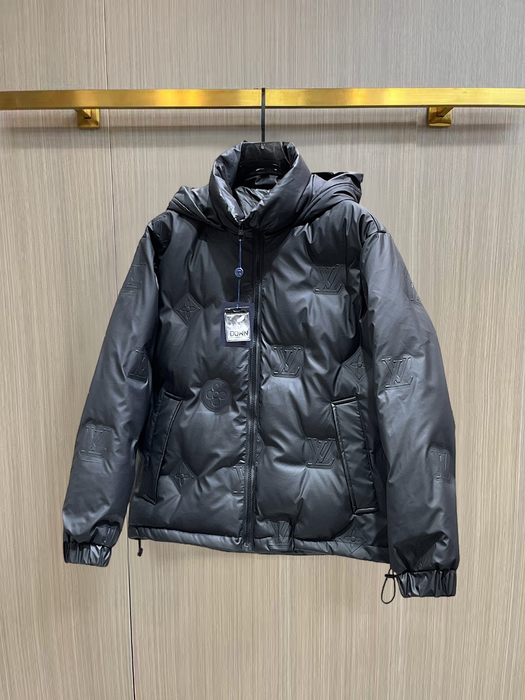 NO:653680,LV's new spring and winter down jacket. This is known as the most expensive down jacket in the world, all 90 down. With a classic logo combination, it is full of visual impact at first sight. It has better thermal insulation performance, is light and not heavy, and has good loft recovery after compression, and it can gather heat and lock in temperature!  Personalized color matching design, fresh and energetic!  There are too many versions circulating in the market. In addition to the different fabrics and workmanship, the biggest difference is that the filling is not goose down at all but feather silk or velvet, etc., and it is not easy to distinguish for those who don’t understand. In addition, the fabrics and workmanship are definitely not of the same level. In short, look for us and you will never go astray. All the exclusive full colors are purchased from genuine development. If you understand the quality of our down jackets, you can safely recommend it with your eyes closed. The three standards are complete!  Uniform series for men and women!  Size M-3XL. Maximum wear is 195 pounds.,,louis vuitton,down jacket,alexander wang19860909LV春冬新款羽绒服.这款号称羽绒服届最贵的,全部90绒的.带着经典的Logo组合搭配,第一眼看到就是满满的视觉冲击,保暖性能更出色,轻便不厚重,且压缩后的蓬松度恢复性好,聚热锁温！个性的拼色设计,清新有活力！市面流通的版本实在太多了,除了面料做工不同外,最大的区别就是填充物根本不是鹅绒而是羽丝或手感绒等等,而不懂的根本不容易区分.另外面料和做工也绝对不是一个级别,总之认准我们,让你绝对不跑偏,独家全色全部购入正版开发,懂我们家羽绒服质量的,完全可以放心闭眼推.三标齐全！男女同款系列！码数M-3XL.最大穿到195斤.,,louis vuitton,down jacket,alexander wang,Men's clothing