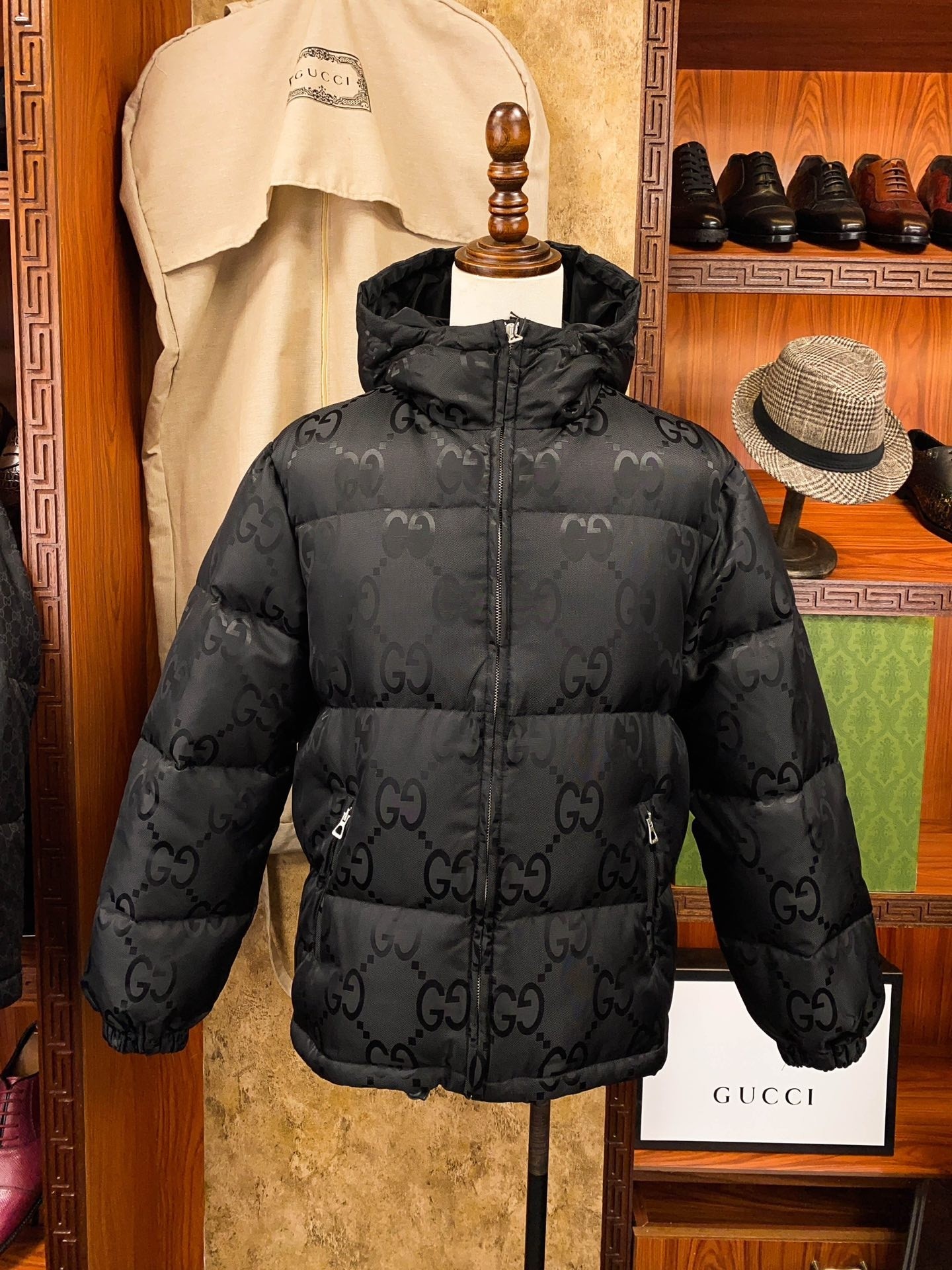 NO:653727,Batch Premium Down Jacket GUCC1 New Double G Full Logo Black Hooded Down Jacket This zippered down jacket is one of the newly launched accessories and ready-to-wear series. Regenerated nylon is made of recyclable sewing threads and accessories. It highlights the brand's iconic GG pattern elements on a gray background. The fabric is full of luster and the original hardware is developed. It is really a rare treasure. Filled with 90% white goose down, it will keep you warm this winter!  Same style for men and women. Size: M~3XL,,gucci,down jacket,hats,alexander wang19860909批 特级羽绒服 GUCC1 新款双G满LOGO黑色连帽羽绒服 这款拉链羽绒服是焕新推出的配饰和成衣系列中的一款 再生尼龙由可回收利用的缝纫线和辅料制成,依托灰色背景突显品牌标志性的GG图案元素.面料光泽感十足,完美五金原版开发,真的是不可多得的珍品 填充90白鹅绒,这个冬天给足你温暖！男女同款 码数:M~3XL,,gucci,down jacket,hats,alexander wang,Men's clothing