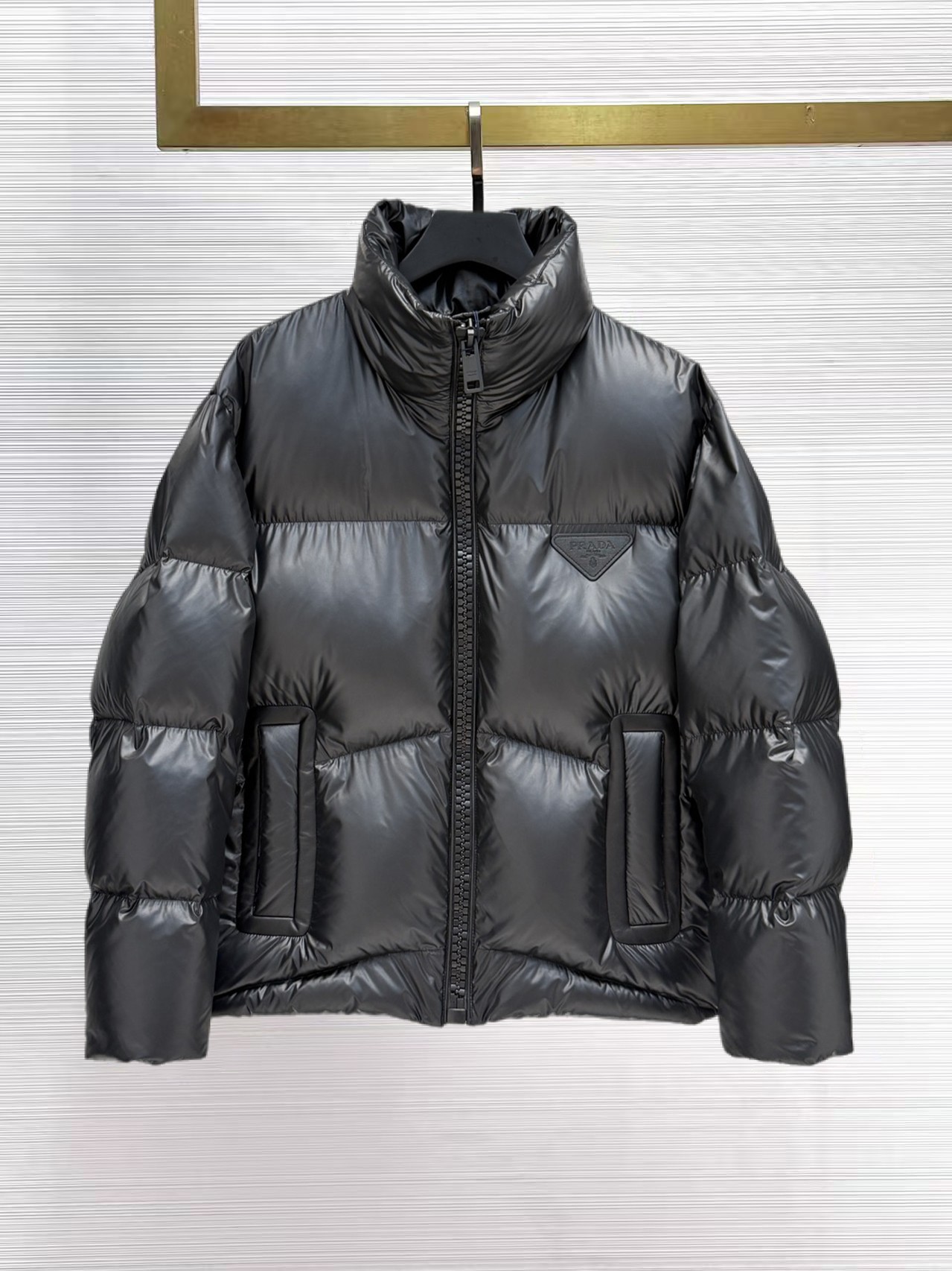 NO:656020,Prada's 2025 spring and winter new down jacket. This is known as the most expensive down jacket in the industry, all 90 down. With a classic logo combination, it is full of visual impact at first sight. It has better thermal insulation performance, is light and not heavy, and has good loft recovery after compression, and it can gather heat and lock in temperature!  Personalized color matching design, fresh and energetic!  There are too many versions circulating in the market. In addition to the different fabrics and workmanship, the biggest difference is that the filling is not goose down at all but feather silk or velvet, etc., and it is not easy to distinguish for those who don’t understand. In addition, the fabrics and workmanship are definitely not of the same level. In short, look for us and you will never go astray. All the exclusive full colors are purchased from genuine development. If you understand the quality of our down jackets, you can safely recommend it with your eyes closed. The three standards are complete!  Uniform series for men and women!  Size M-3XL. Maximum wear is 195 pounds.,,prada,down jacket,alexander wang19860909普拉达2025春冬新款羽绒服.这款号称羽绒服届最贵的,全部90绒的.带着经典的Logo组合搭配,第一眼看到就是满满的视觉冲击,保暖性能更出色,轻便不厚重,且压缩后的蓬松度恢复性好,聚热锁温！个性的拼色设计,清新有活力！市面流通的版本实在太多了,除了面料做工不同外,最大的区别就是填充物根本不是鹅绒而是羽丝或手感绒等等,而不懂的根本不容易区分.另外面料和做工也绝对不是一个级别,总之认准我们,让你绝对不跑偏,独家全色全部购入正版开发,懂我们家羽绒服质量的,完全可以放心闭眼推.三标齐全！男女同款系列！码数M-3XL.最大穿到195斤.,,prada,down jacket,alexander wang,Men's clothing