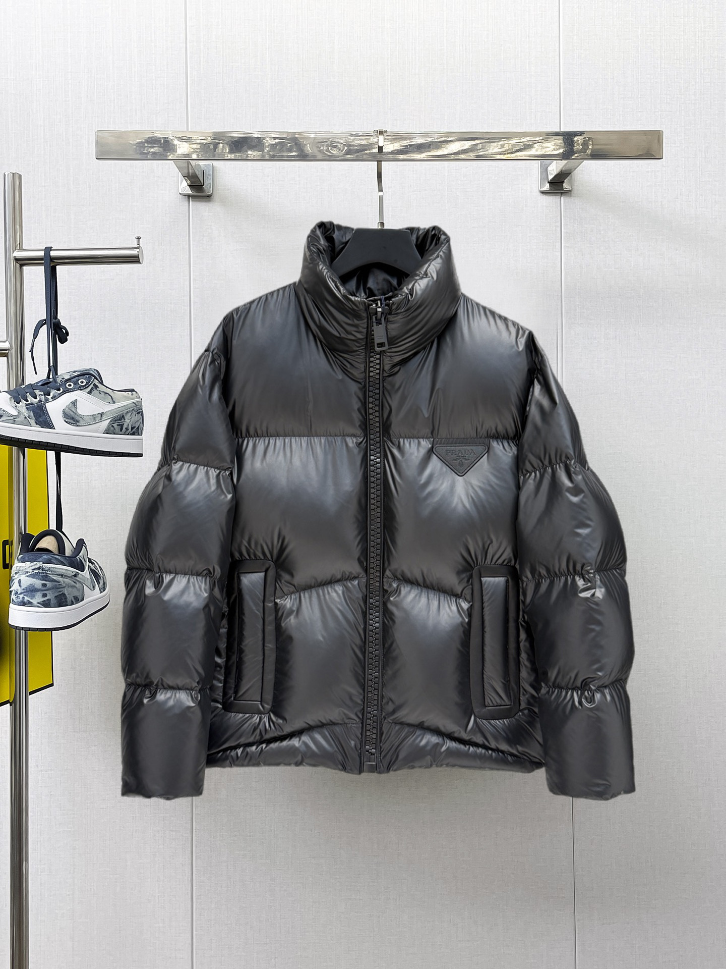 NO:658093,Prada's 2025 spring and winter new down jacket. This is known as the most expensive down jacket in the industry, all 90 down. With a classic logo combination, it is full of visual impact at first sight. It has better thermal insulation performance, is light and not heavy, and has good loft recovery after compression, and it can gather heat and lock in temperature!  Personalized color matching design, fresh and energetic!  There are too many versions circulating in the market. In addition to the different fabrics and workmanship, the biggest difference is that the filling is not goose down at all but feather silk or velvet, etc., and it is not easy to distinguish for those who don’t understand. In addition, the fabrics and workmanship are definitely not of the same level. In short, look for us and you will never go astray. All the exclusive full colors are purchased from genuine development. If you understand the quality of our down jackets, you can safely recommend it with your eyes closed. The three standards are complete!  Uniform series for men and women!  Size M-3XL. Maximum wear is 195 pounds.,,prada,down jacket,alexander wang19860909普拉达2025春冬新款羽绒服.这款号称羽绒服届最贵的,全部90绒的.带着经典的Logo组合搭配,第一眼看到就是满满的视觉冲击,保暖性能更出色,轻便不厚重,且压缩后的蓬松度恢复性好,聚热锁温！个性的拼色设计,清新有活力！市面流通的版本实在太多了,除了面料做工不同外,最大的区别就是填充物根本不是鹅绒而是羽丝或手感绒等等,而不懂的根本不容易区分.另外面料和做工也绝对不是一个级别,总之认准我们,让你绝对不跑偏,独家全色全部购入正版开发,懂我们家羽绒服质量的,完全可以放心闭眼推.三标齐全！男女同款系列！码数M-3XL.最大穿到195斤.,,prada,down jacket,alexander wang,Men's clothing