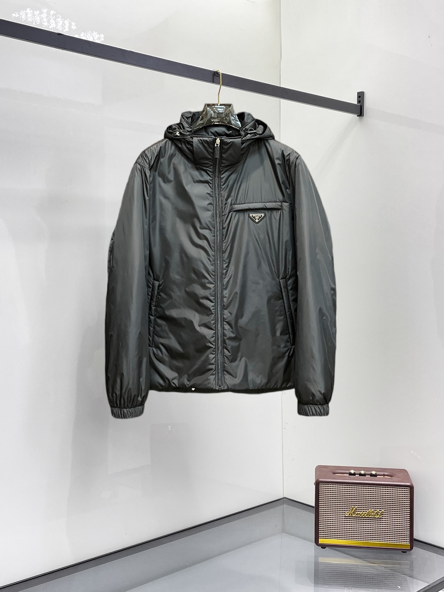 NO:731586,Support replacement after the year!  Prada's new 2025 autumn and winter down jacket. This is known as the most expensive down jacket in the world, all 90 down. With a classic logo combination, it is full of visual impact at first sight. It has better thermal insulation performance, is light and not heavy, and has good loft recovery after compression, and it can gather heat and lock in temperature!  Personalized color matching design, fresh and energetic!  There are too many versions circulating in the market. In addition to the different fabrics and workmanship, the biggest difference is that the filling is not goose down at all but feather silk or velvet, etc., and it is not easy to distinguish for those who don’t understand. In addition, the fabrics and workmanship are definitely not of the same level. In short, look for us and you will never go astray. All the exclusive full colors are purchased from genuine development. If you understand the quality of our down jackets, you can safely recommend it with your eyes closed. The three standards are complete!  Uniform series for men and women!  Size M-3XL. Maximum wear is 195 pounds.,,prada,down jacket,19860909支持年后退换！ 普拉达 2025秋冬新款羽绒服.这款号称羽绒服届最贵的,全部90绒的.带着经典的Logo组合搭配,第一眼看到就是满满的视觉冲击,保暖性能更出色,轻便不厚重,且压缩后的蓬松度恢复性好,聚热锁温！个性的拼色设计,清新有活力！市面流通的版本实在太多了,除了面料做工不同外,最大的区别就是填充物根本不是鹅绒而是羽丝或手感绒等等,而不懂的根本不容易区分.另外面料和做工也绝对不是一个级别,总之认准我们,让你绝对不跑偏,独家全色全部购入正版开发,懂我们家羽绒服质量的,完全可以放心闭眼推.三标齐全！男女同款系列！码数M-3XL.最大穿到195斤.,,prada,down jacket,,Men's clothing